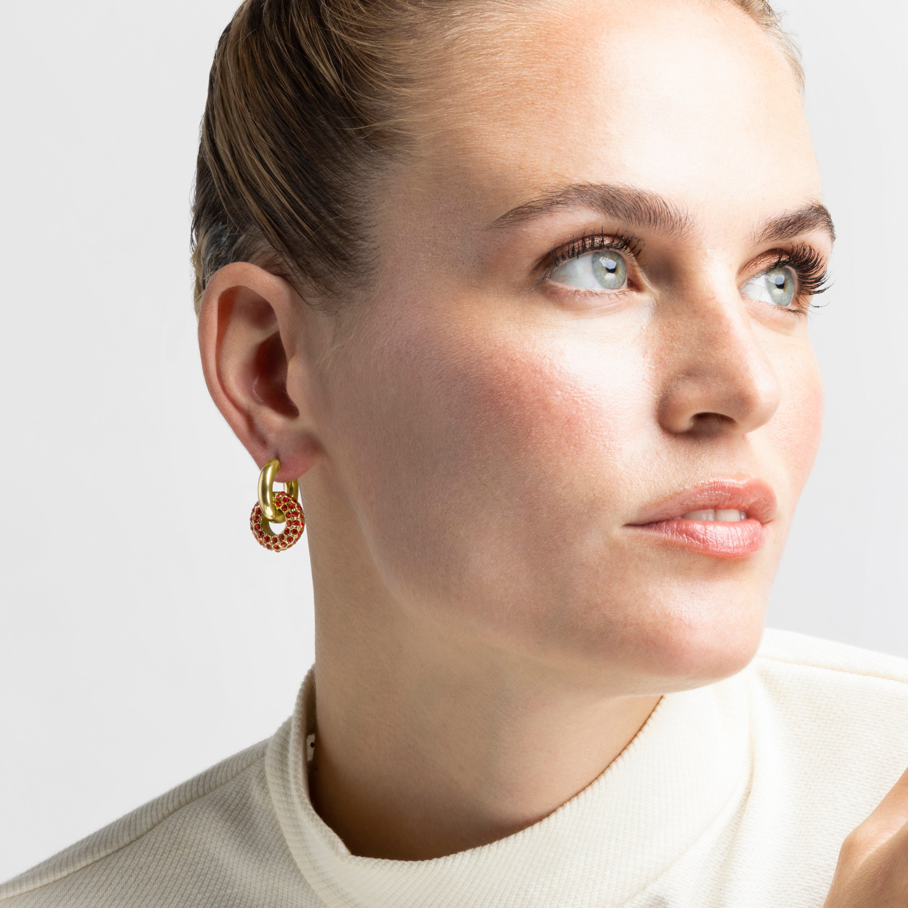 Ohrringe mit rotem Kristall, 18k Gold-Finish - Rawe