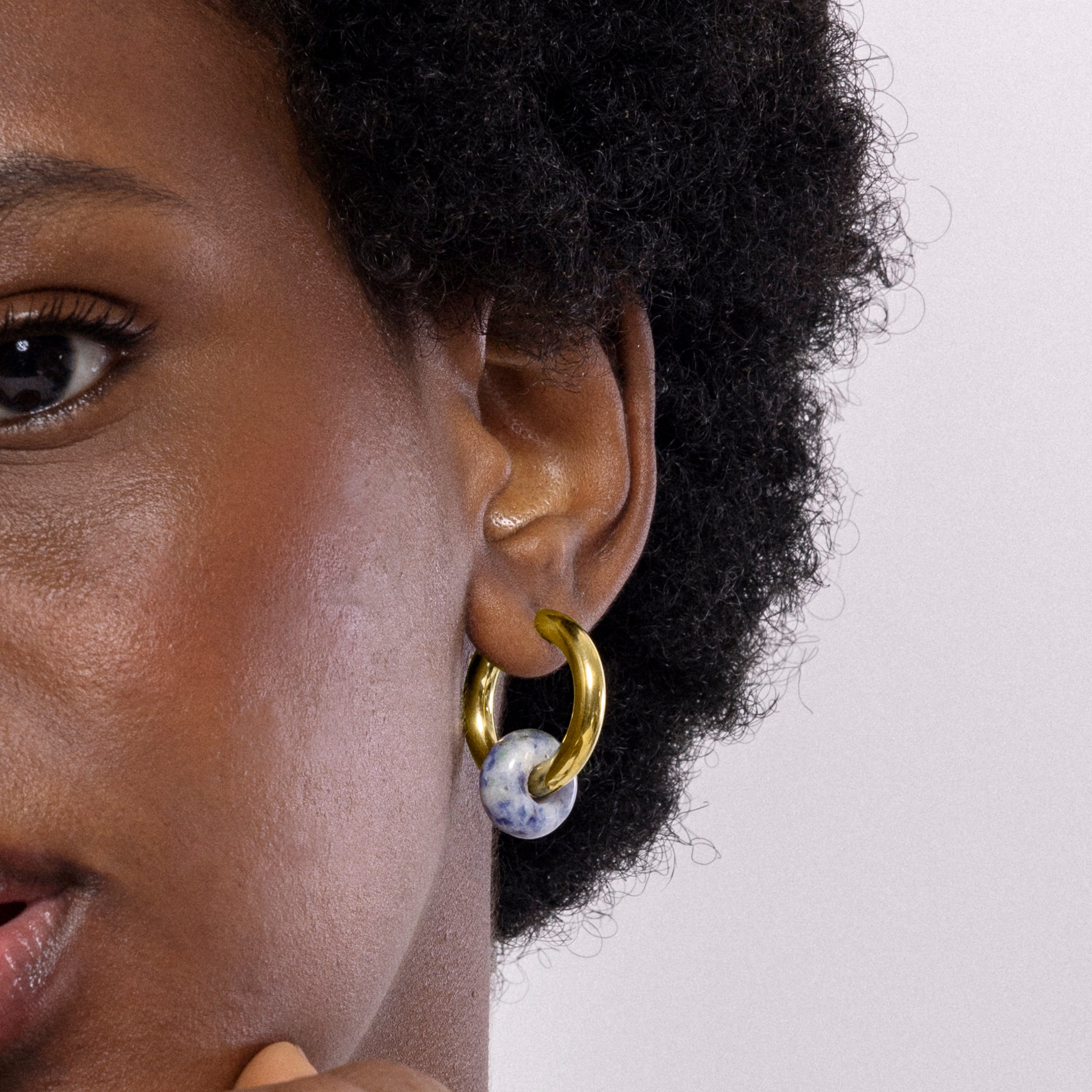 Brincos de lápis-lazúli natural acabados em ouro amarelo 18K - Noku