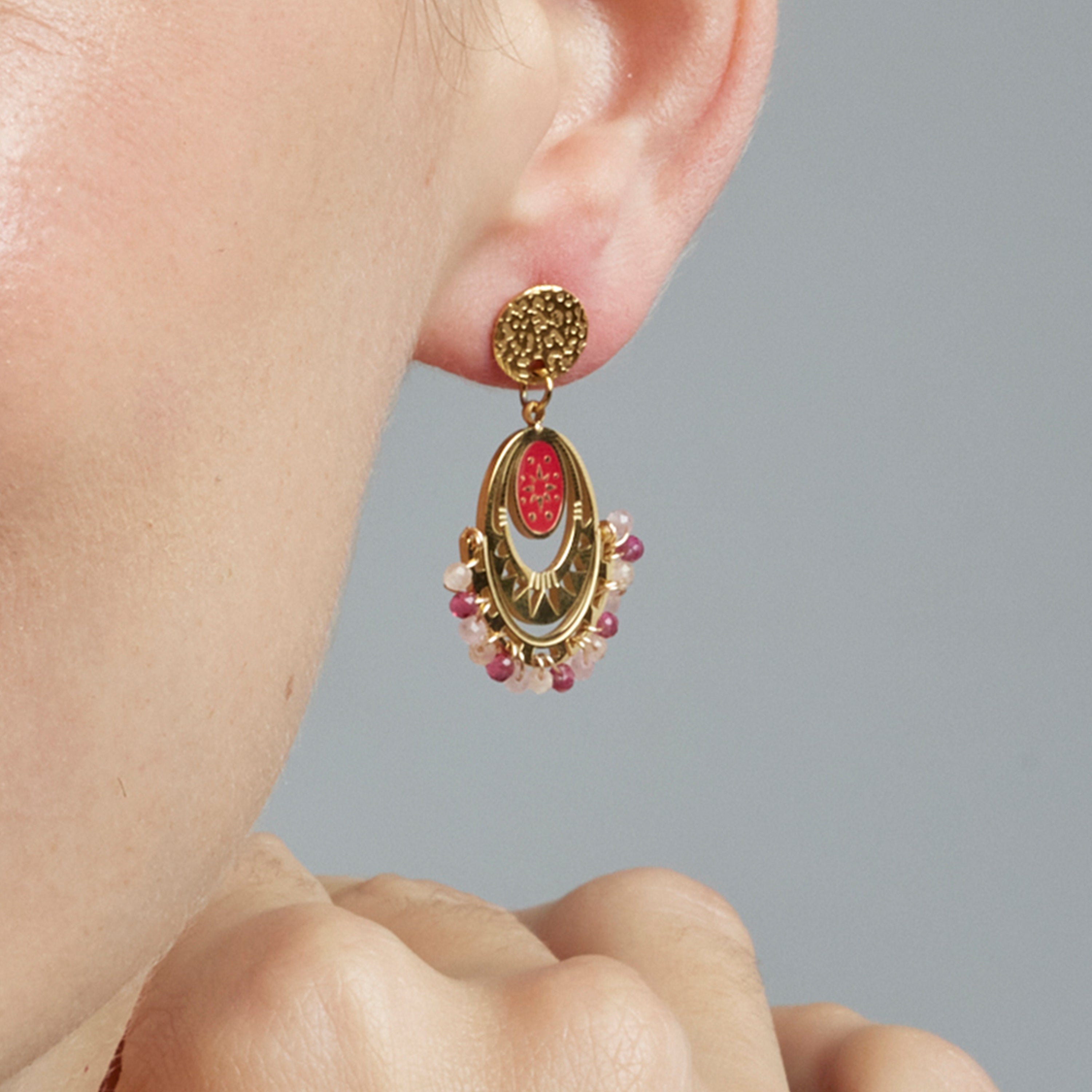 Brincos com Cristal Vermelho acabamento em ouro 18k - Moku