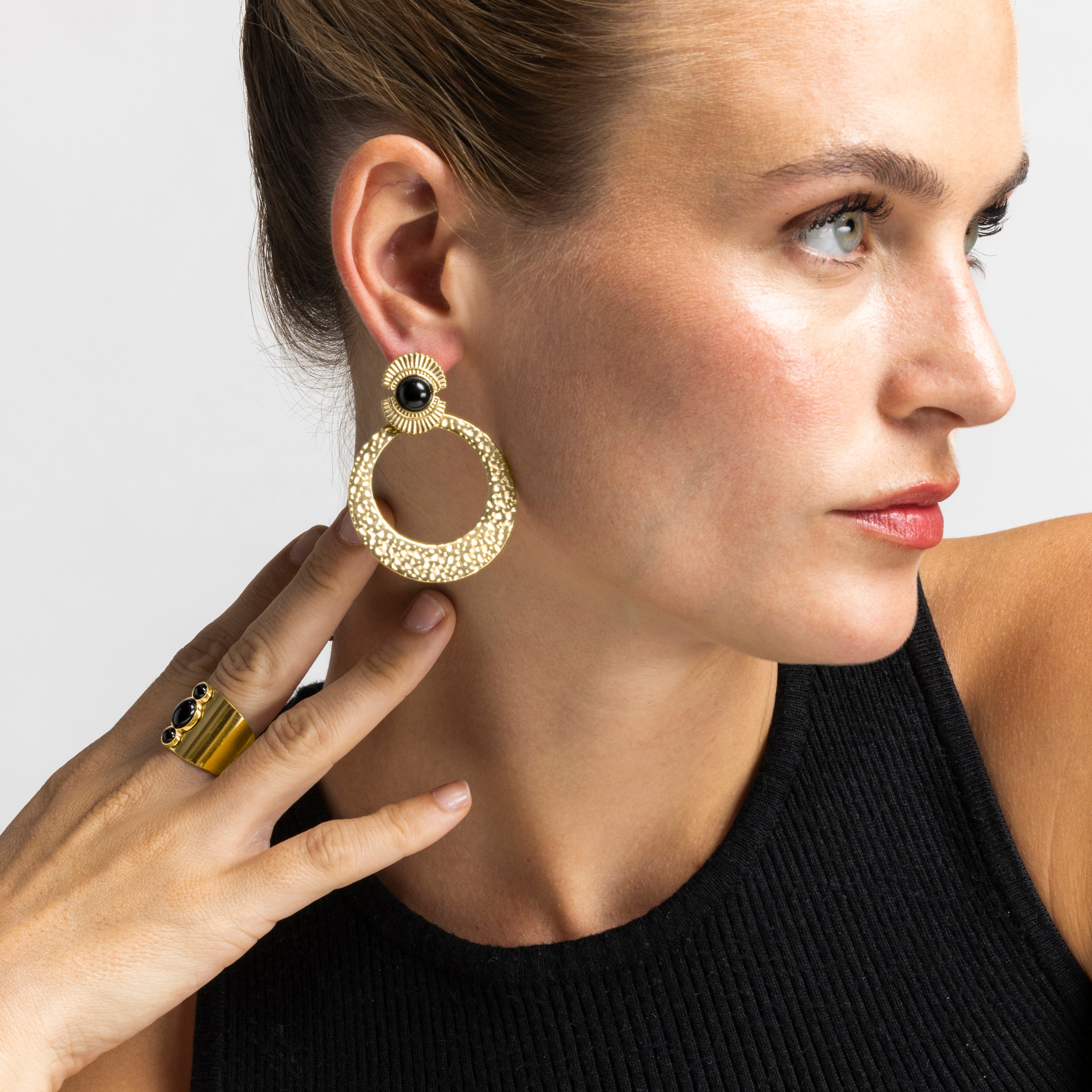 Brincos com ônix acabamento em ouro 18k - Noraf