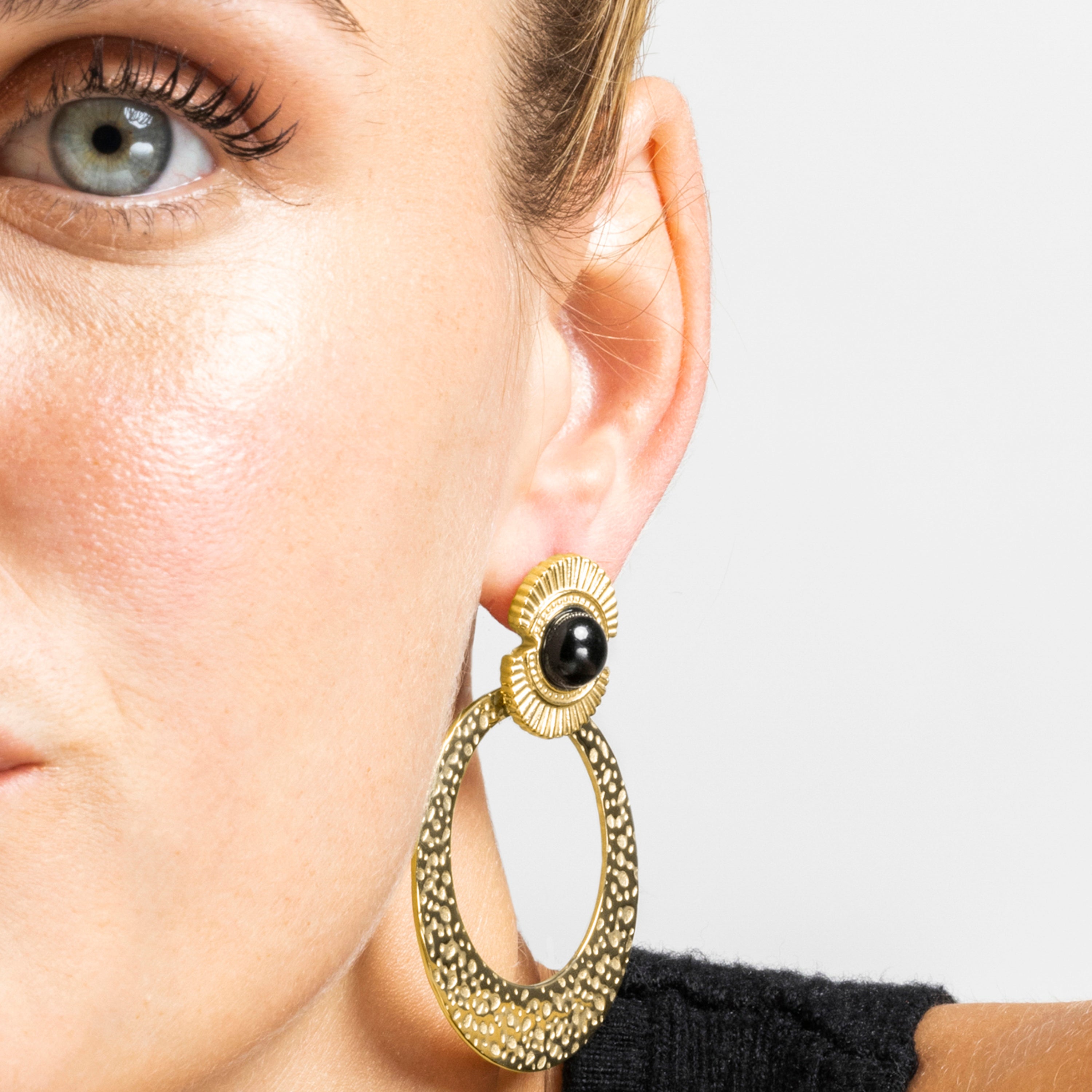 Brincos com ônix acabamento em ouro 18k - Noraf
