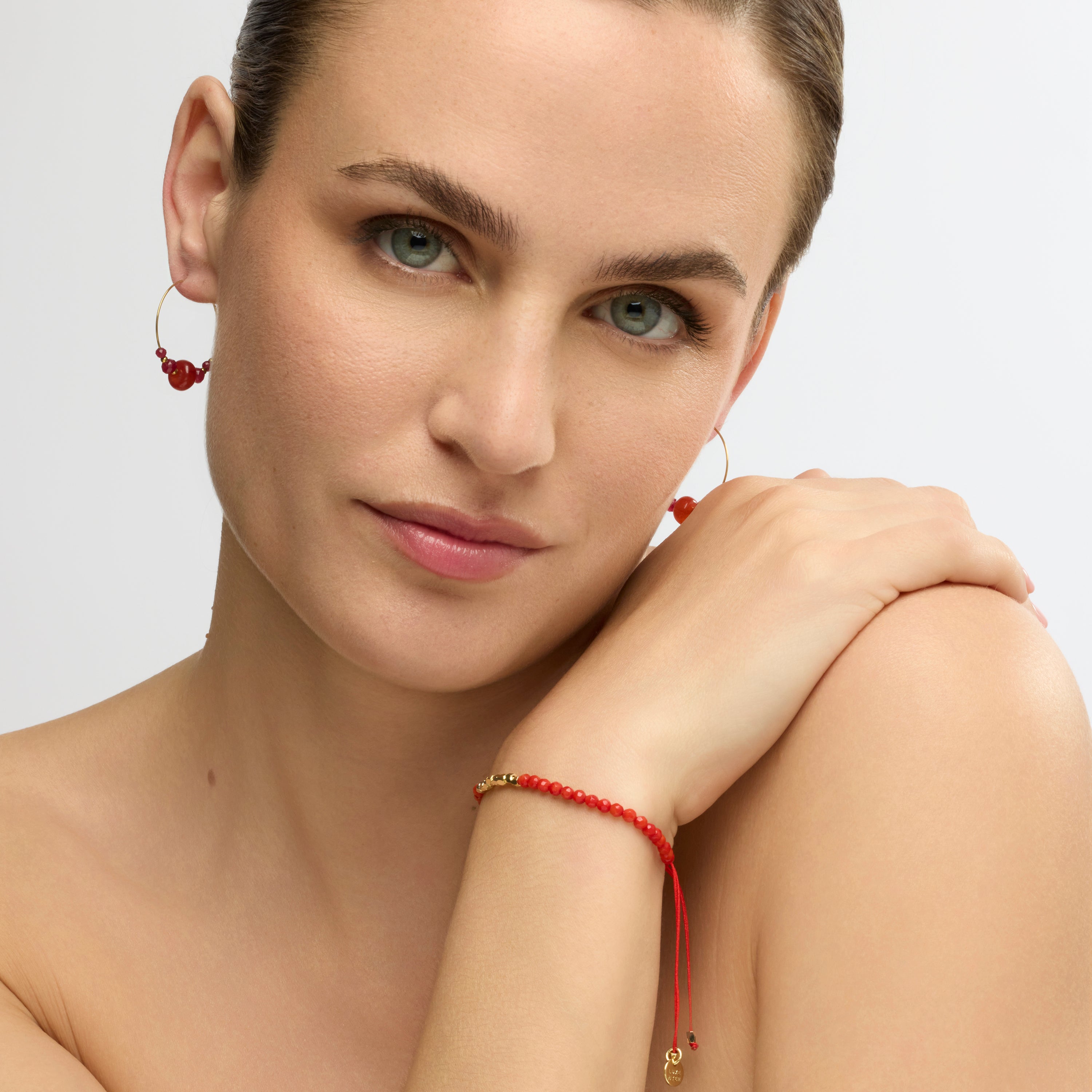 Ohrringe mit 18 Karat Gelbgold-Finish und rotem Jade - Rahay