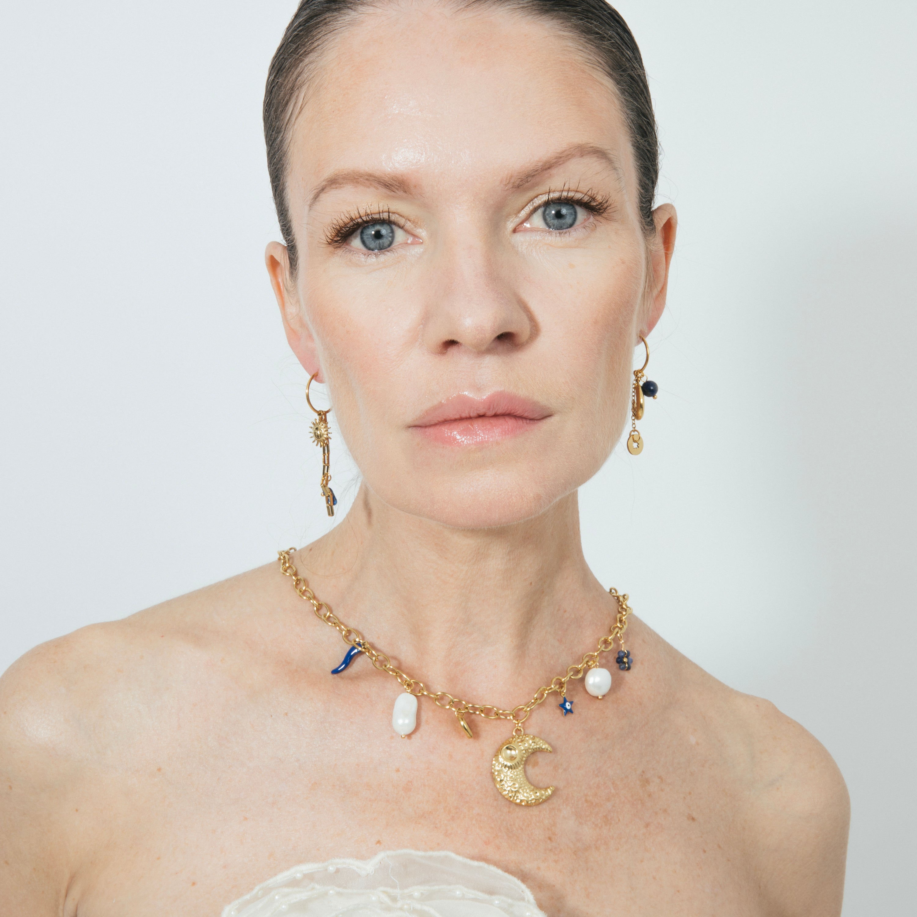 Blue Crystal Earrings finished in 18k yellow gold - Gud