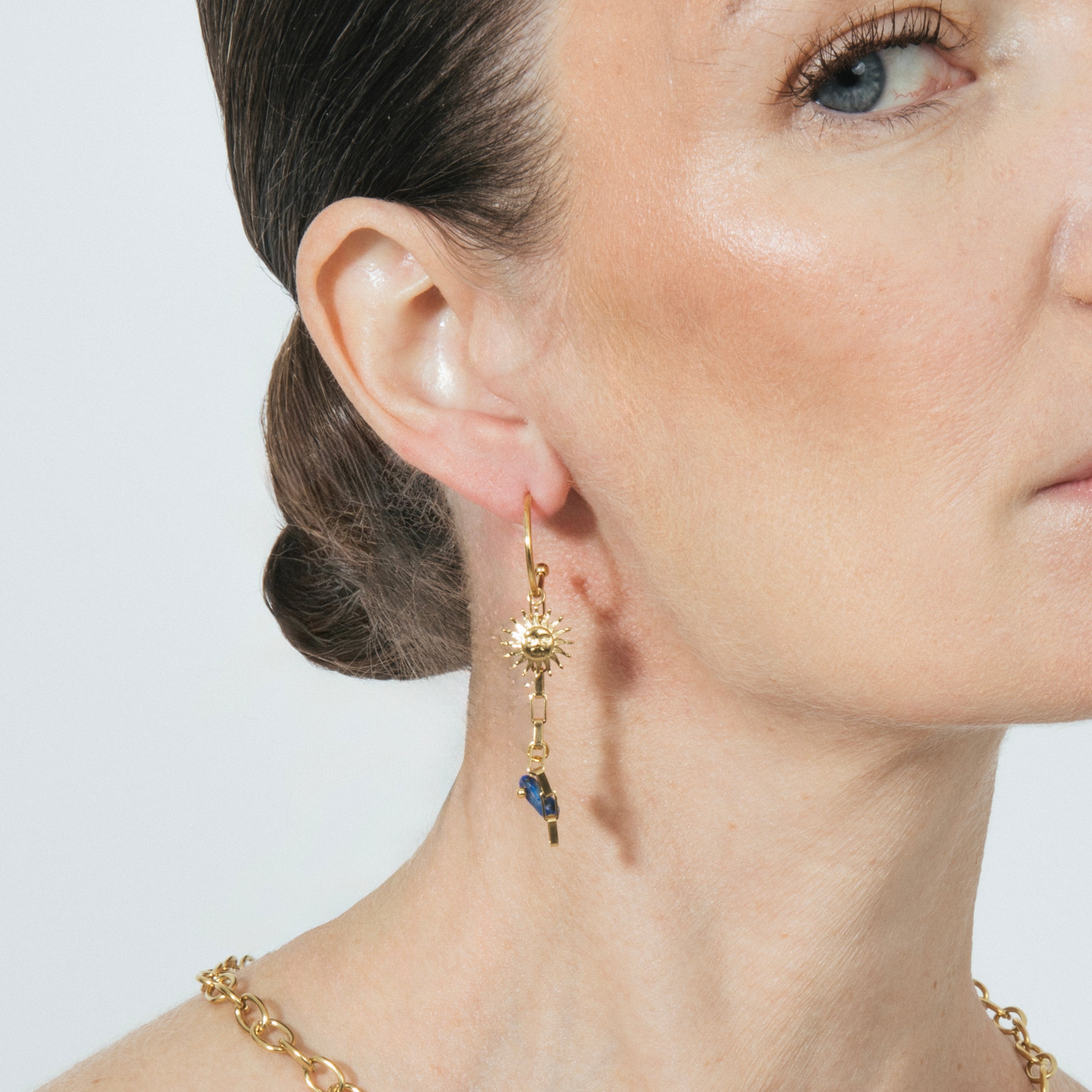 Blue Crystal Earrings finished in 18k yellow gold - Gud