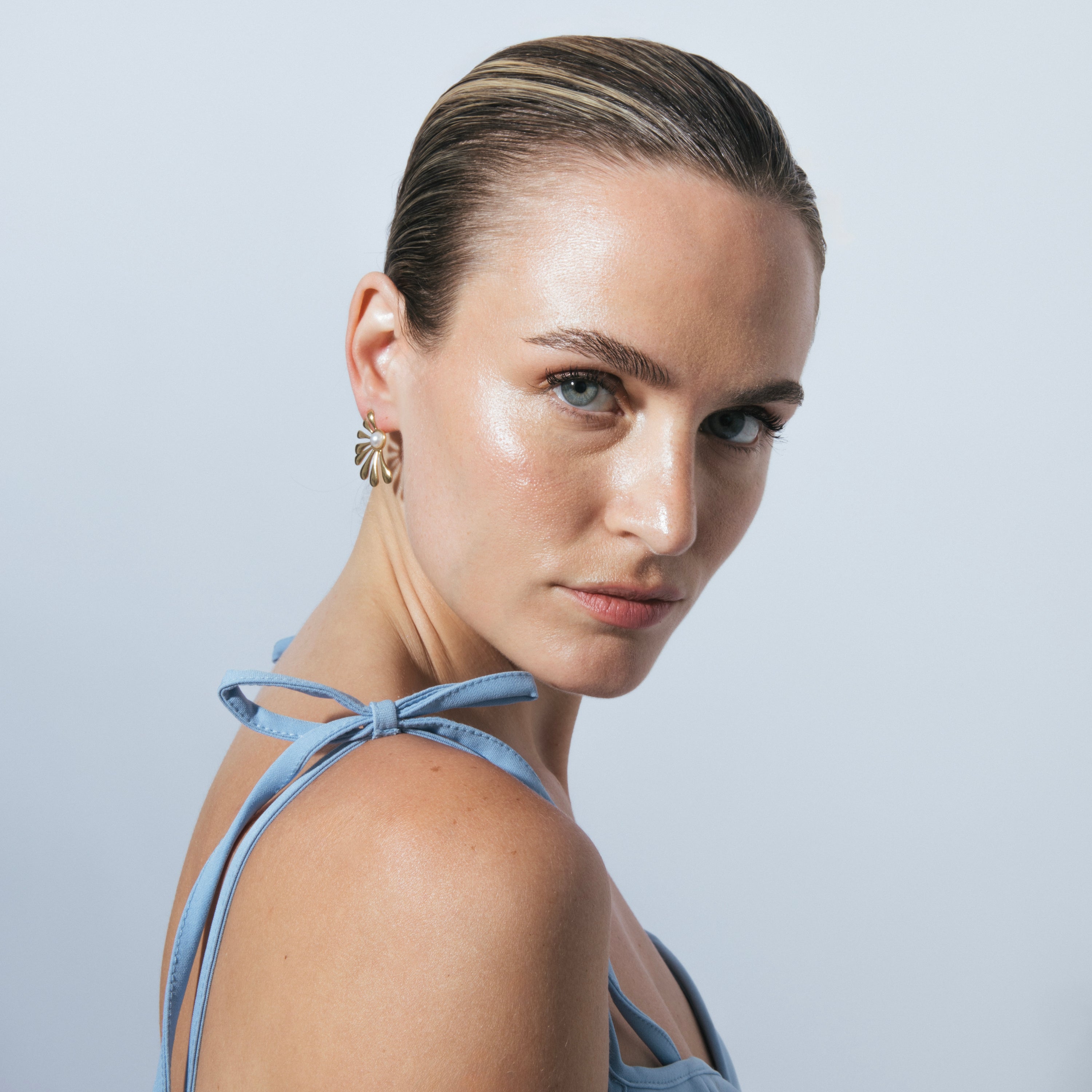 Weiße Perlenohrringe mit 18k Gelbgold-Finish - Grimbe