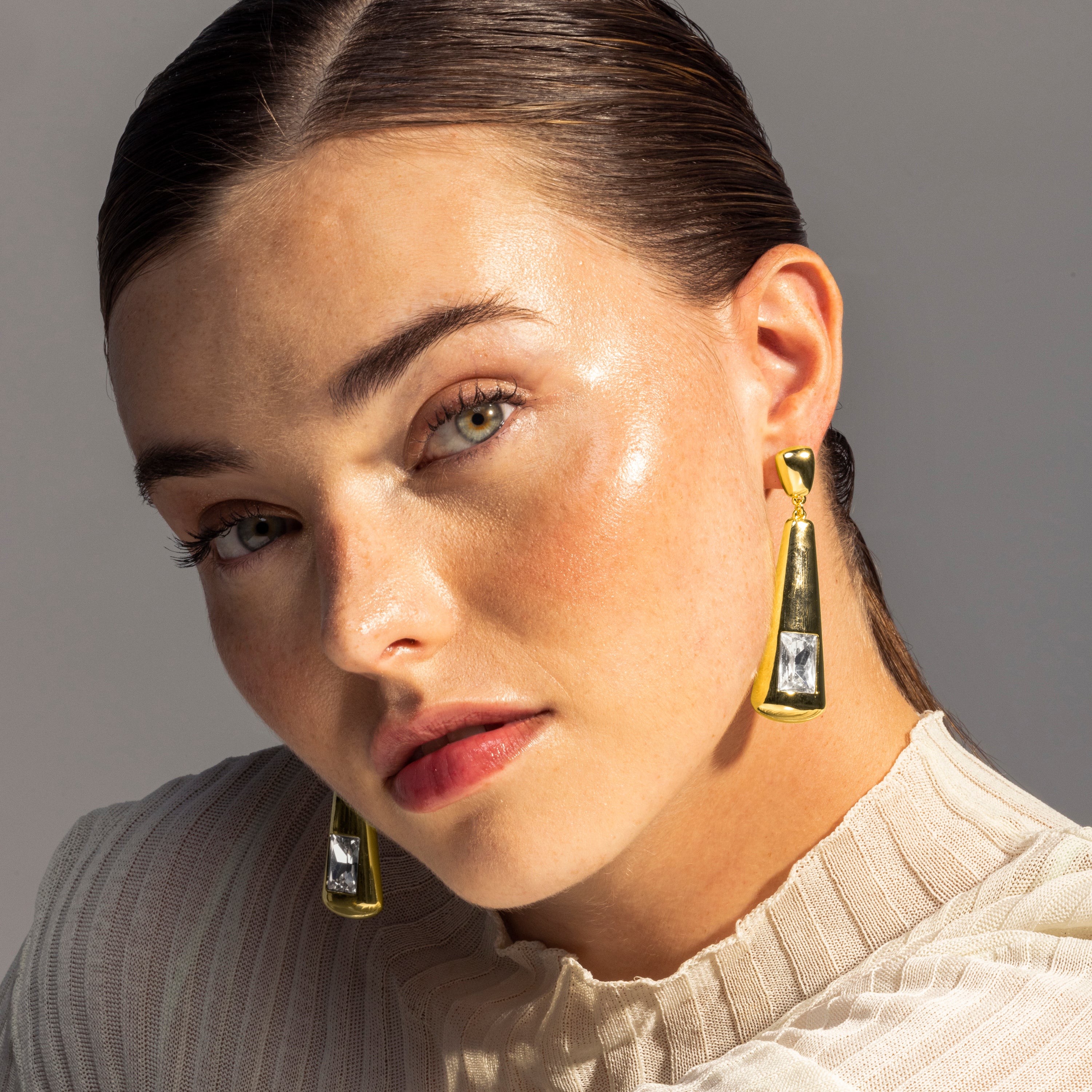 Brincos com acabamento em ouro amarelo 18K - Mayate