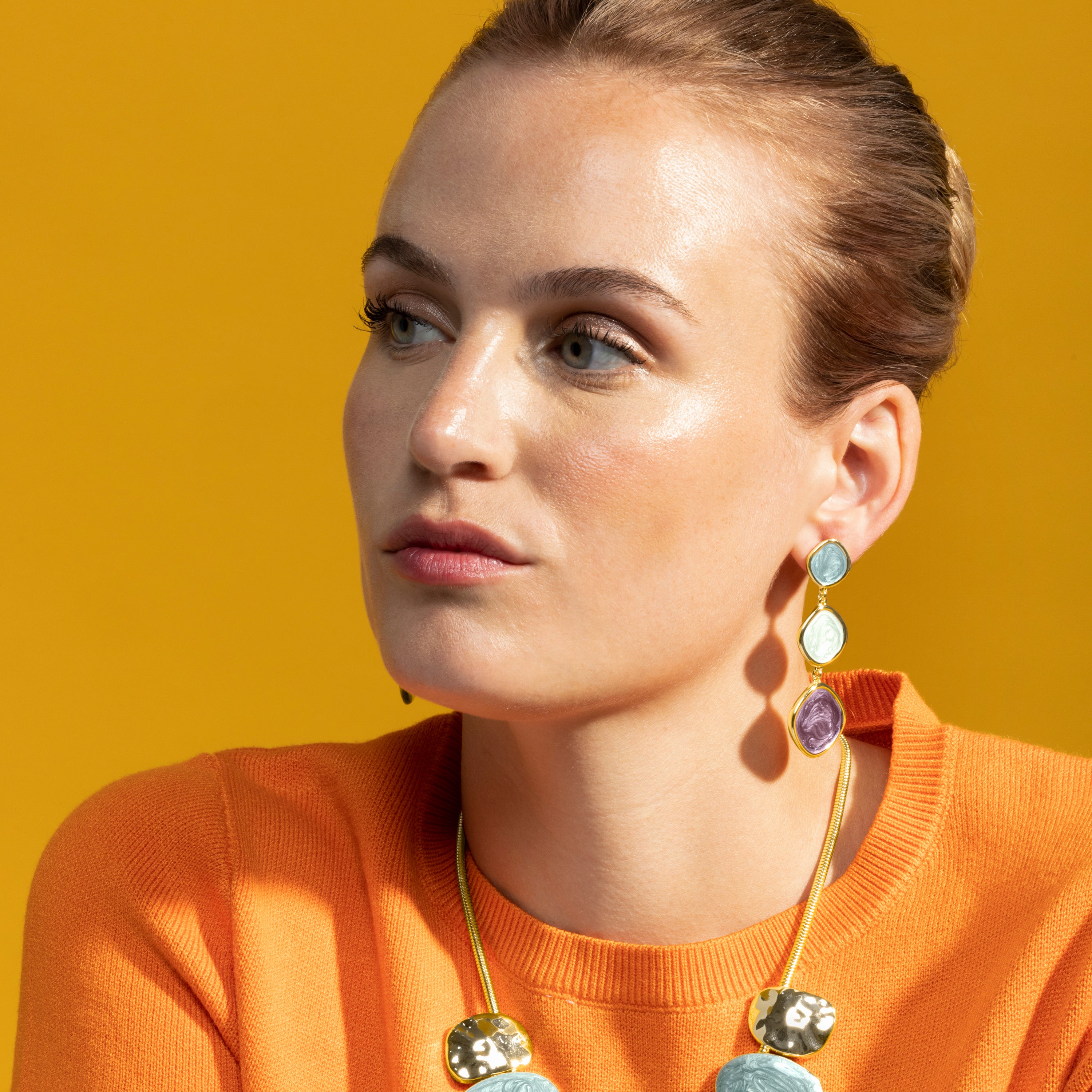 Ohrringe mit blauer Lackierung, 18 Karat Gold-Finish - Belgul