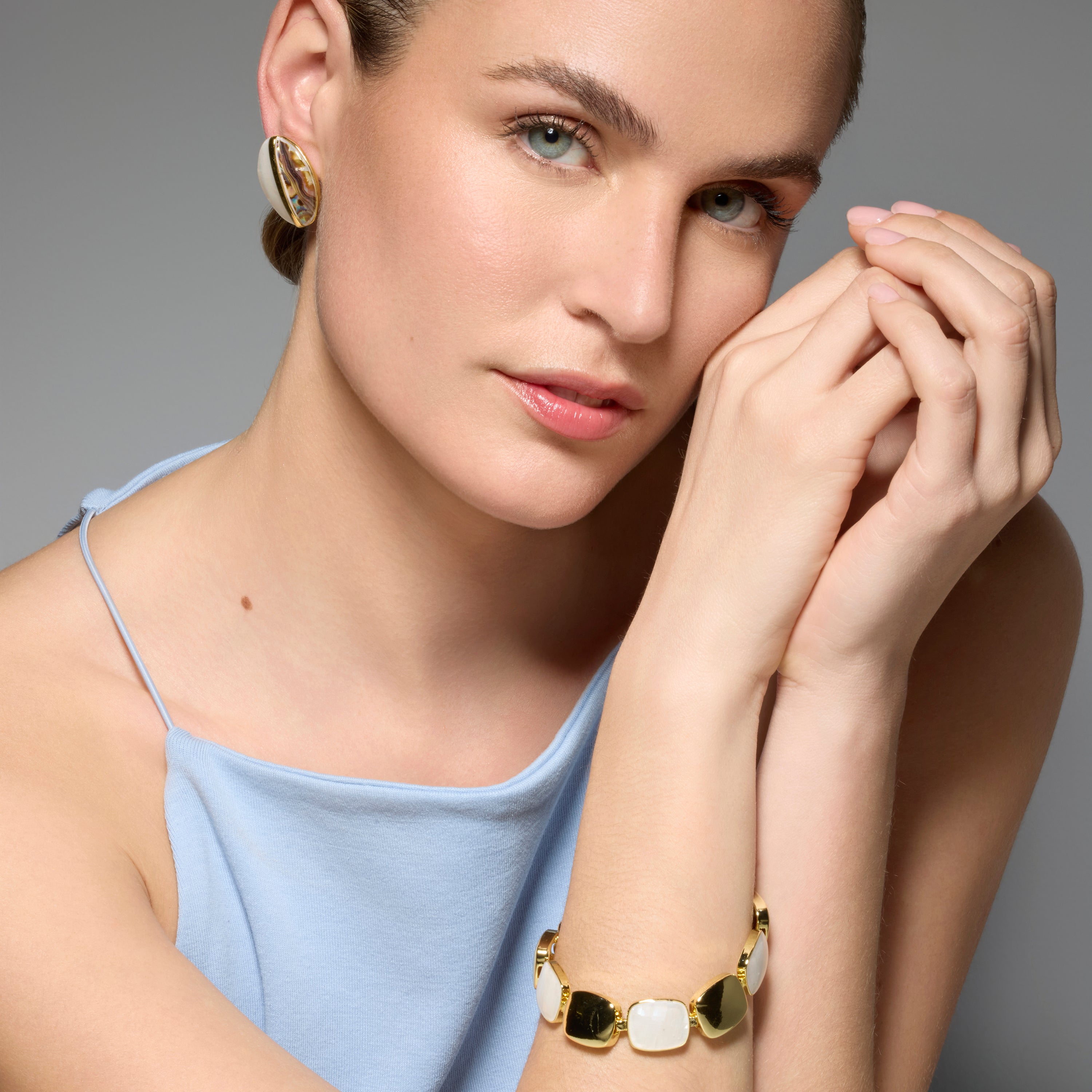 Boucles d'oreilles Thisca en nacre blanche finition or jaune 18k