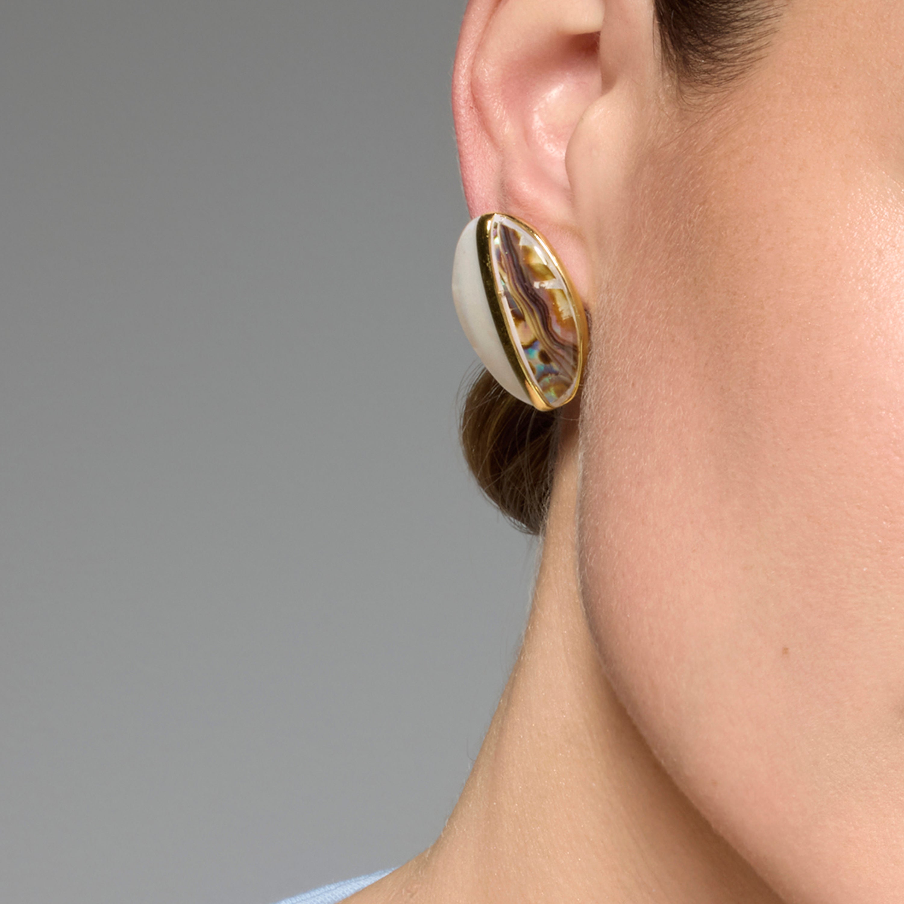 Boucles d'oreilles Thisca en nacre blanche finition or jaune 18k