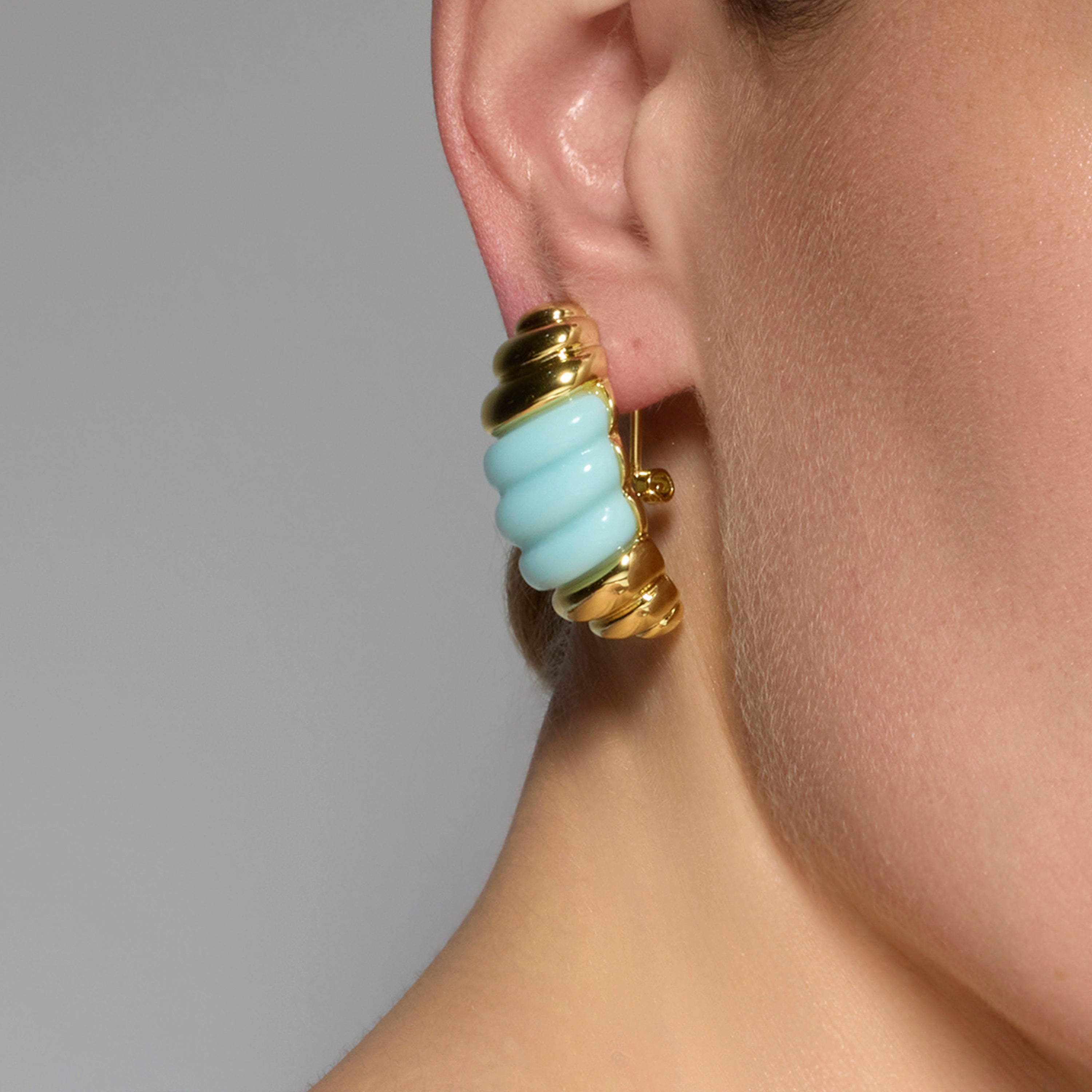 Boucles d'oreilles Rawil en résine bleue finition or jaune 18k