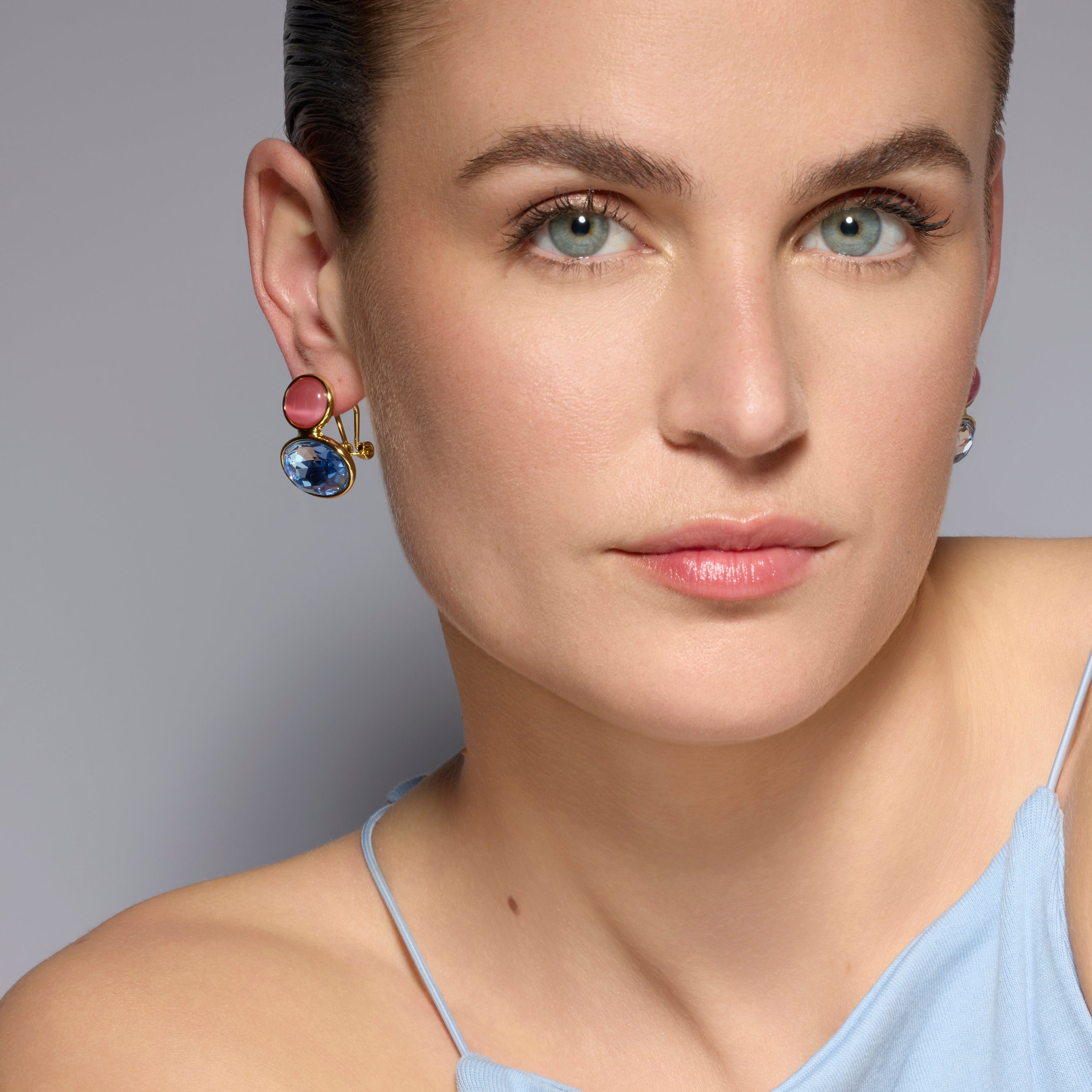 Brincos acabamento ouro amarelo 18k e Cristal Azul - Sigro