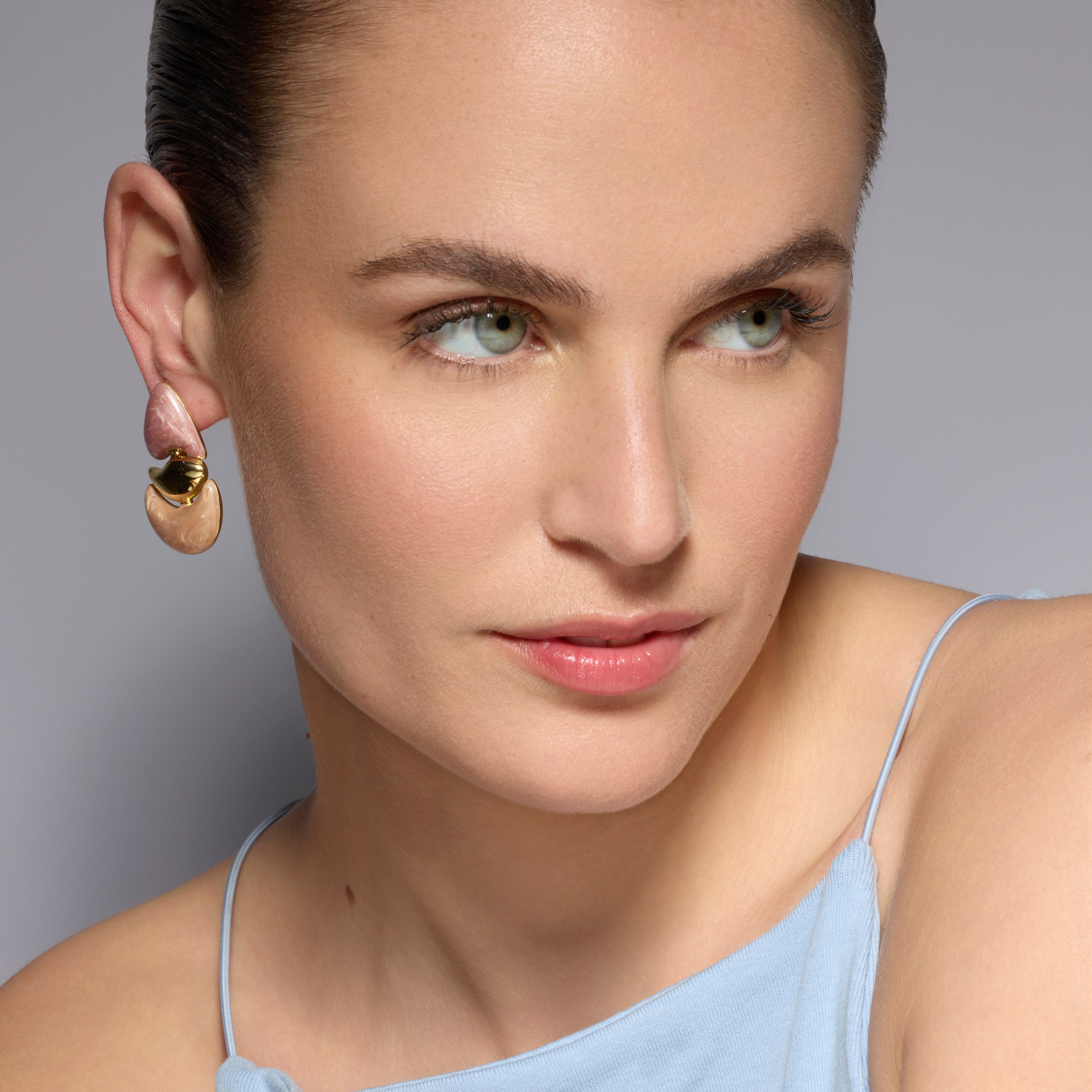 Pendientes Ismaly de Lacado Fucsia acabado oro amarillo de 18k