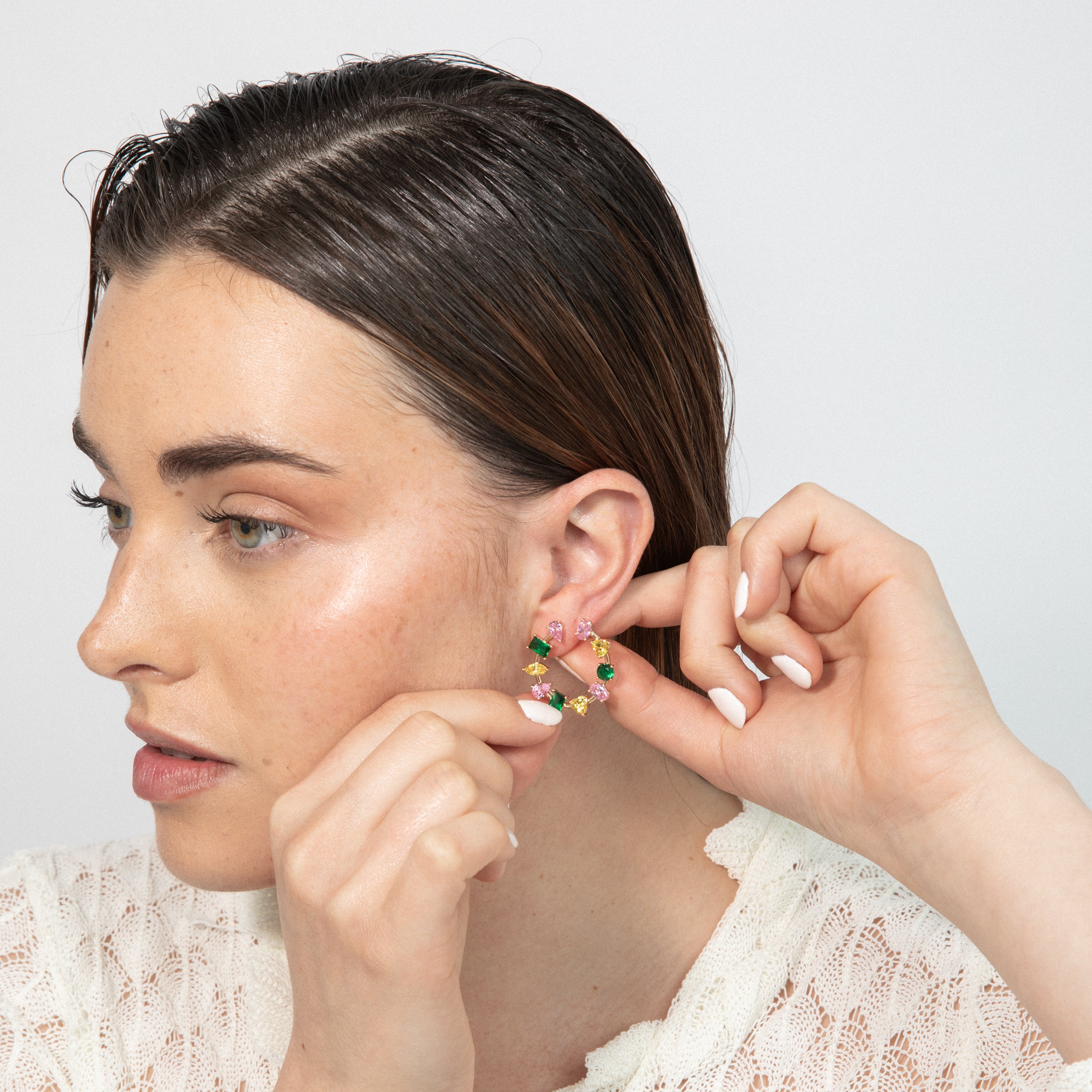 Brincos de zircónia multicolor com acabamento em ouro amarelo de 18k - Tapus