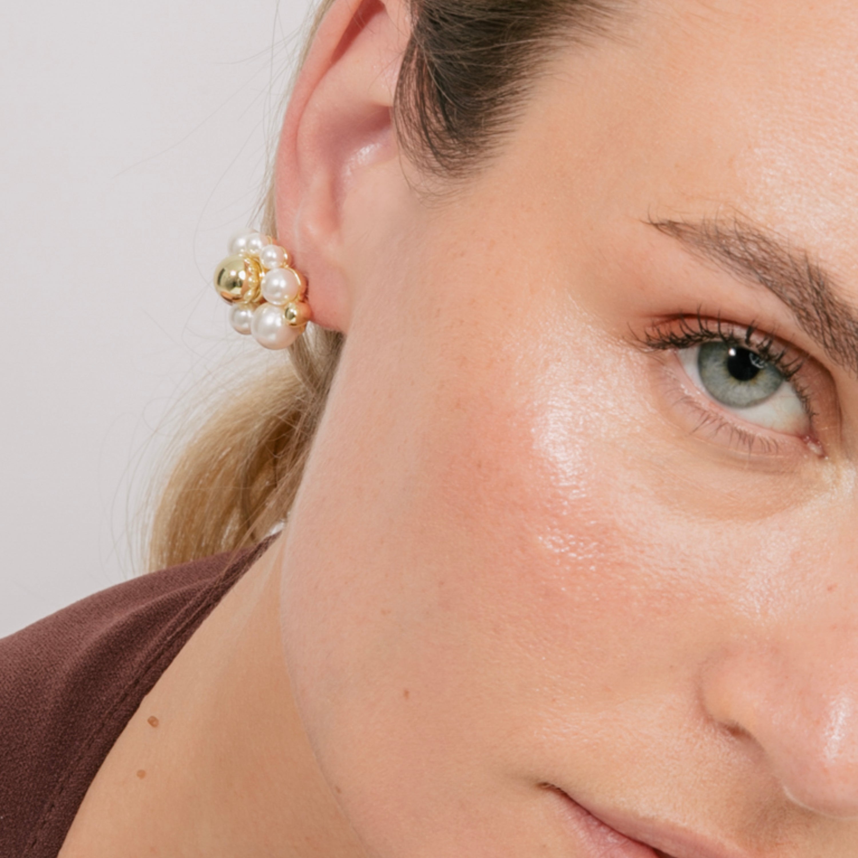 Orecchini con perla bianca finitura in oro giallo 18k - Jenrak
