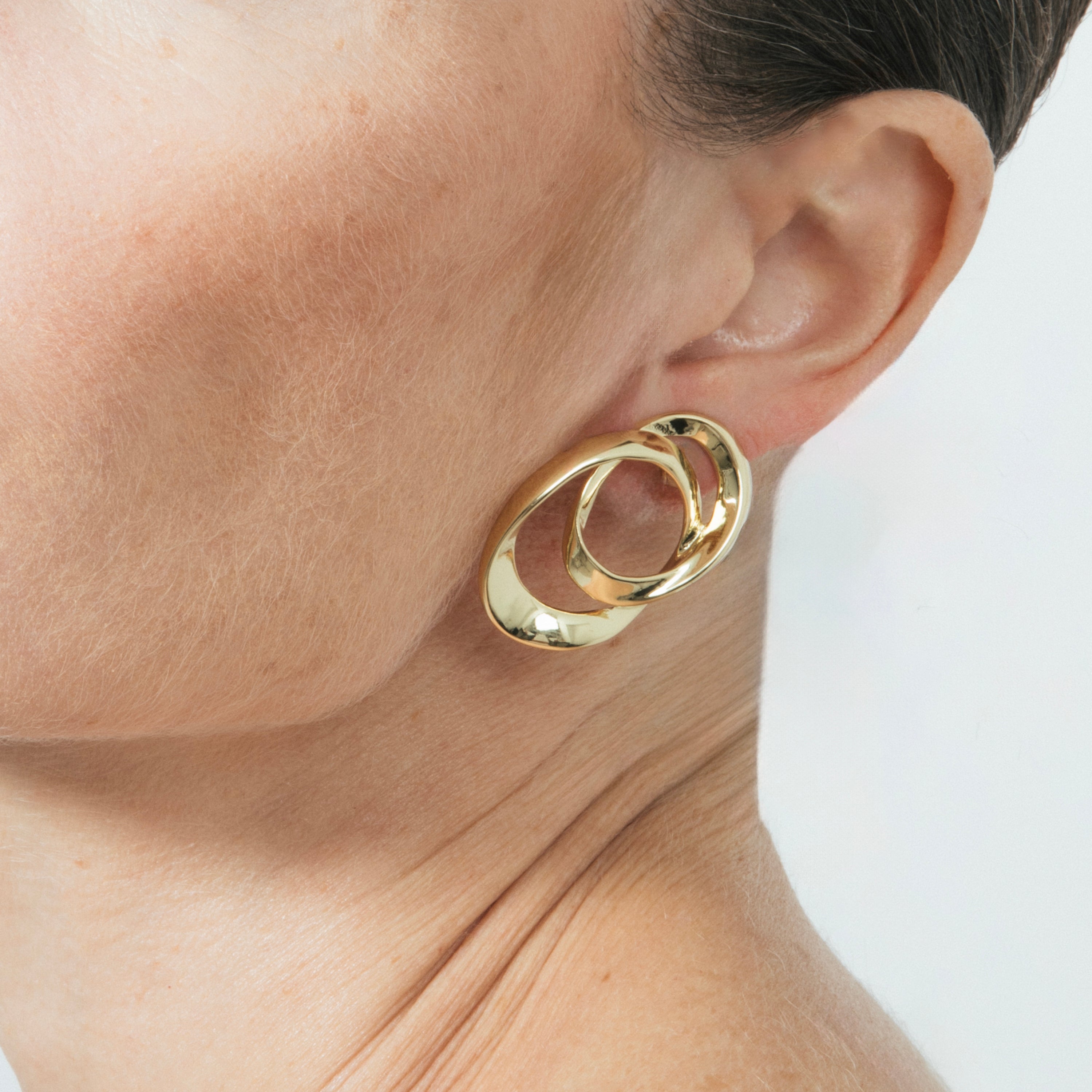 Brincos com acabamento em ouro amarelo 18k - Akor