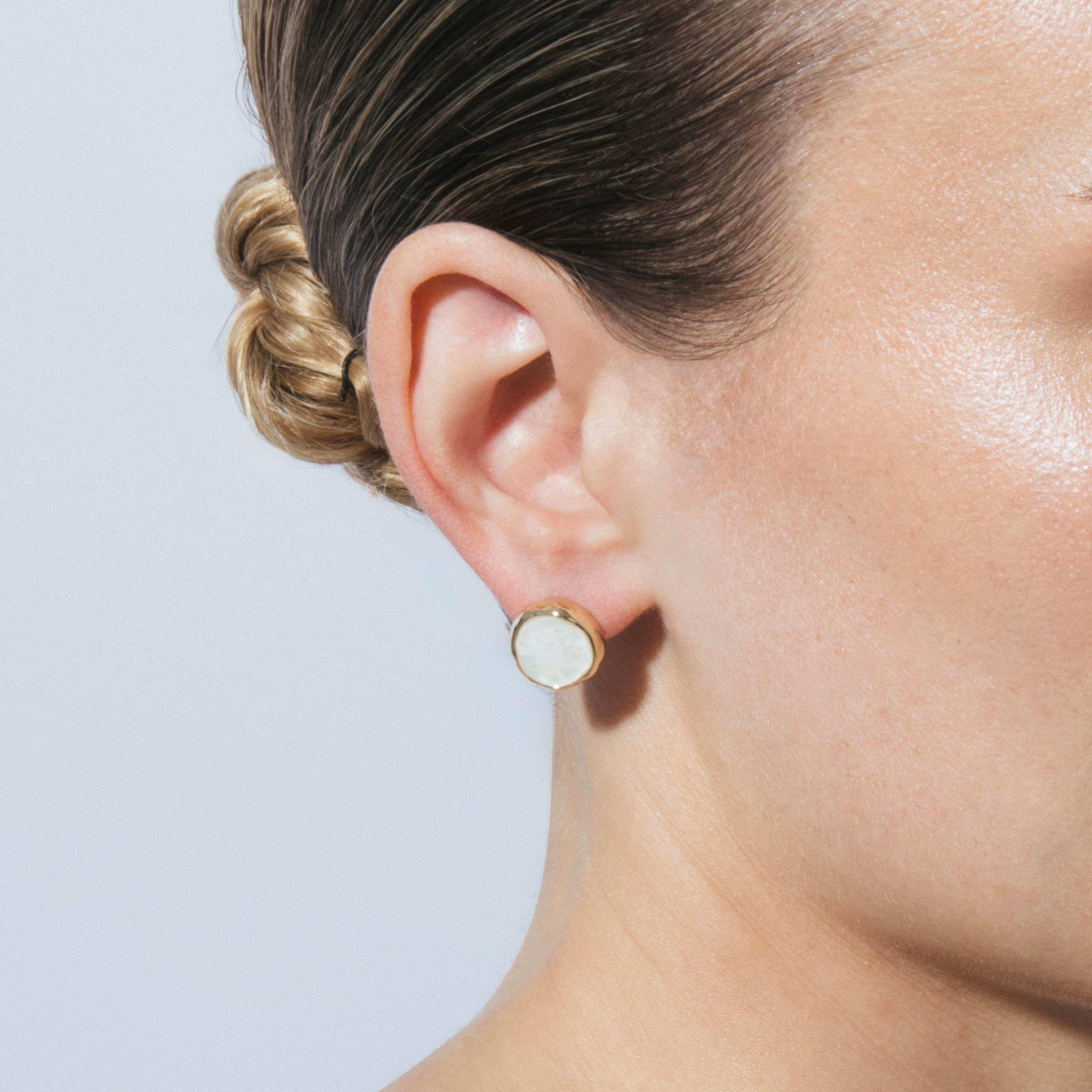 Weißer Perlmutt-Ohrringe mit 18k Gelbgold-Finish - Angas