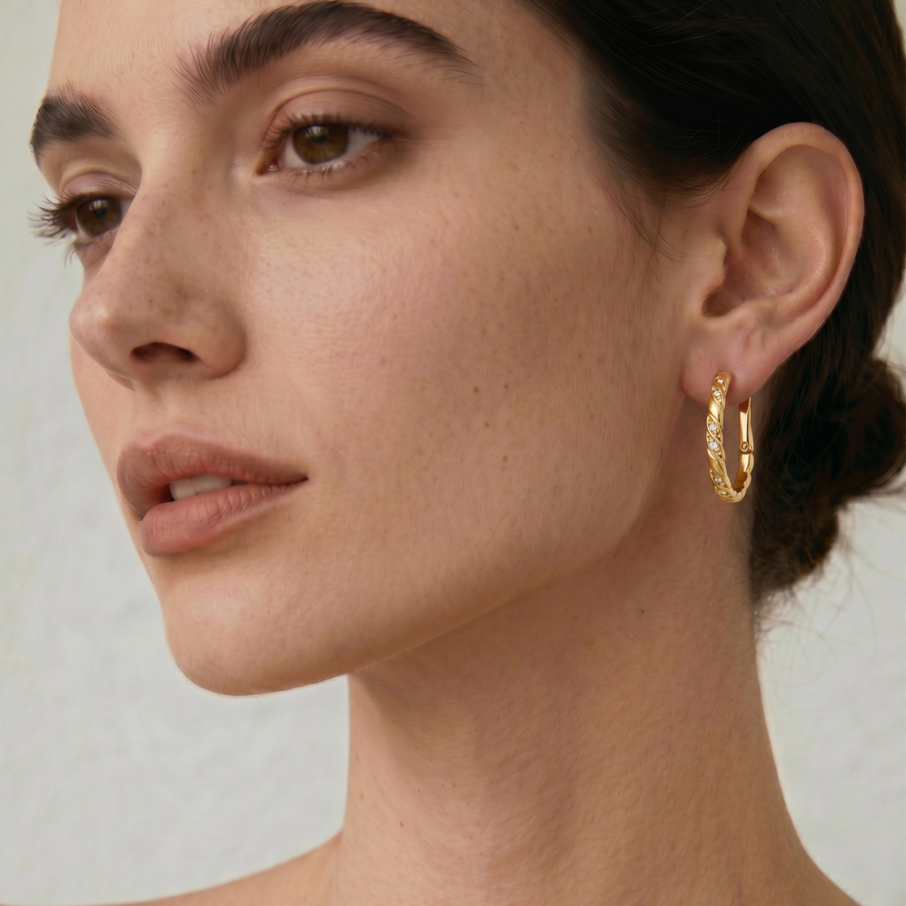 Kruulnaz Ohrringe mit 18k Gelbgold-Finish - Kruulnaz WEISS