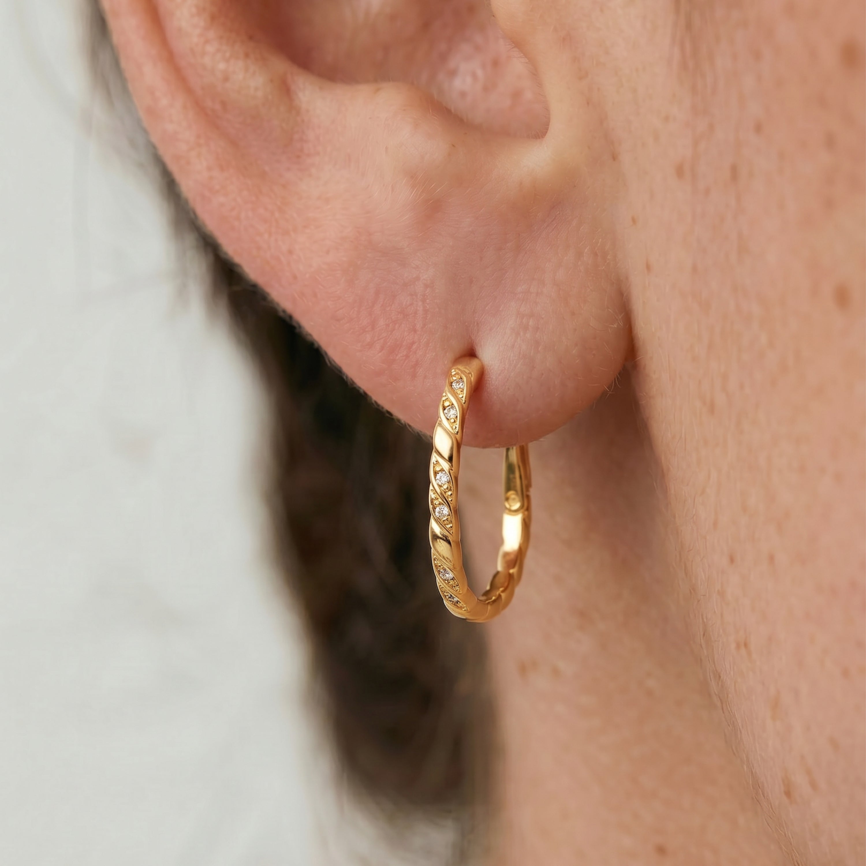 Kruulnaz Ohrringe mit 18k Gelbgold-Finish - Kruulnaz WEISS