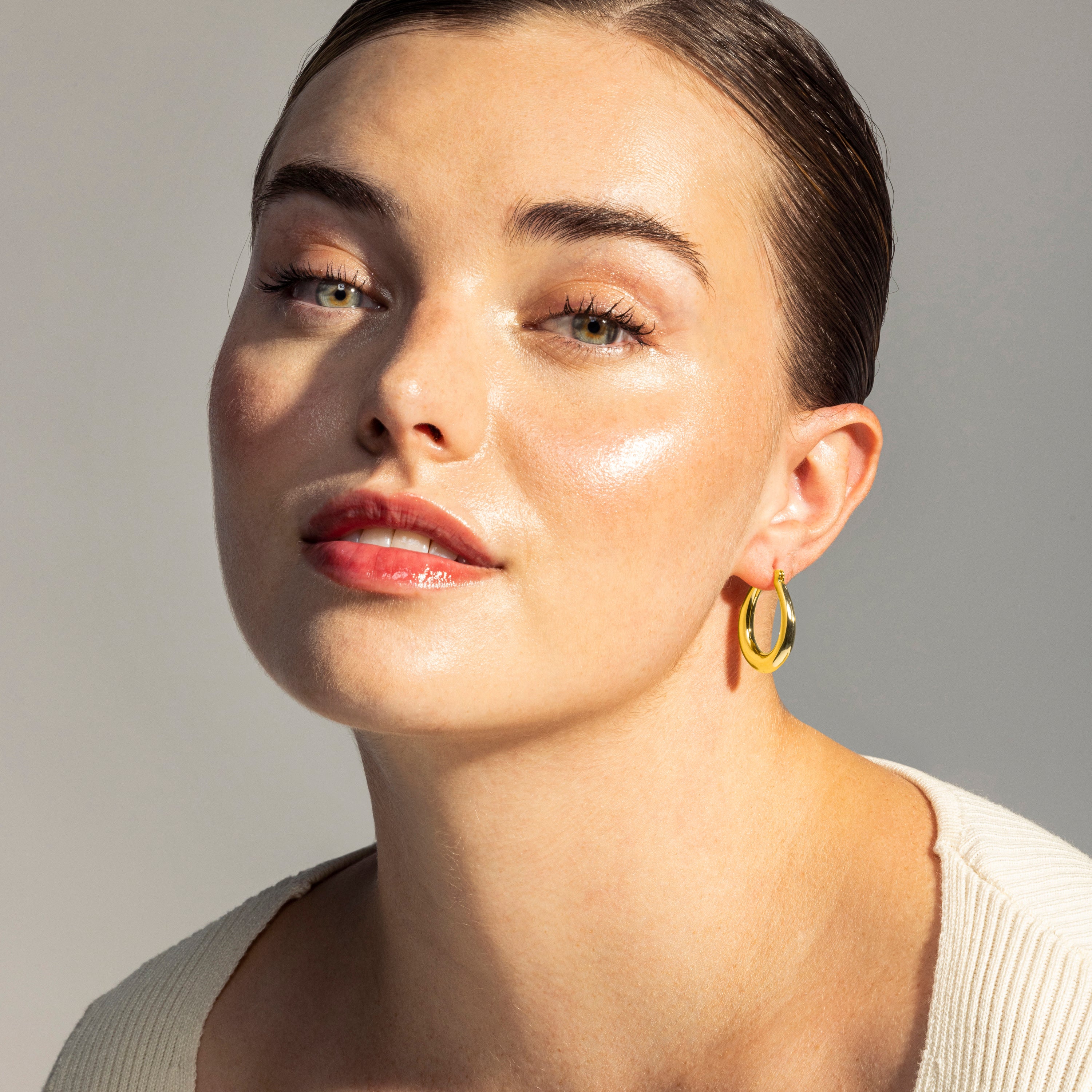 Brincos de 27mm de diâmetro acabamento Ouro Amarelo 18K - Oumy