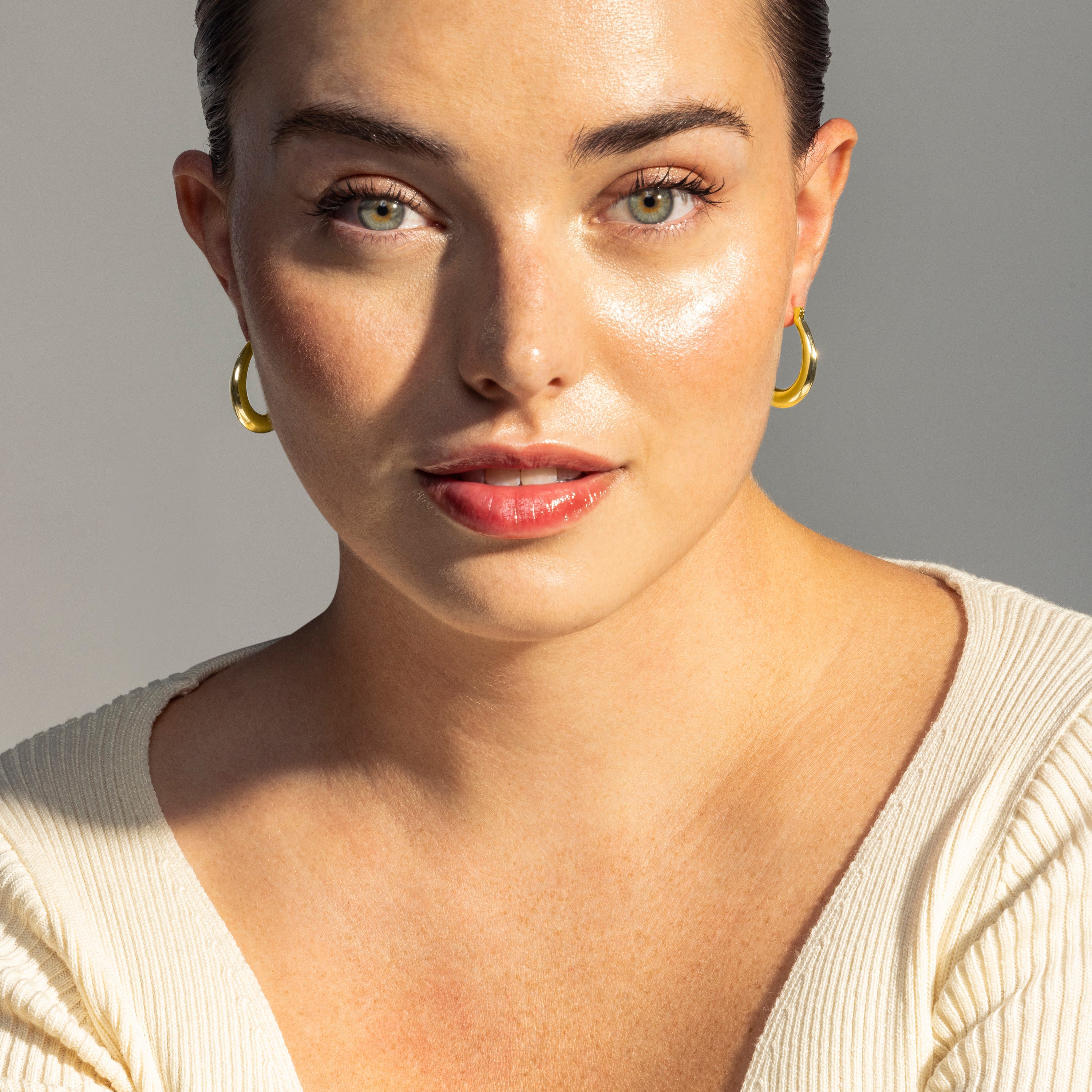 Brincos de 27mm de diâmetro acabamento Ouro Amarelo 18K - Oumy