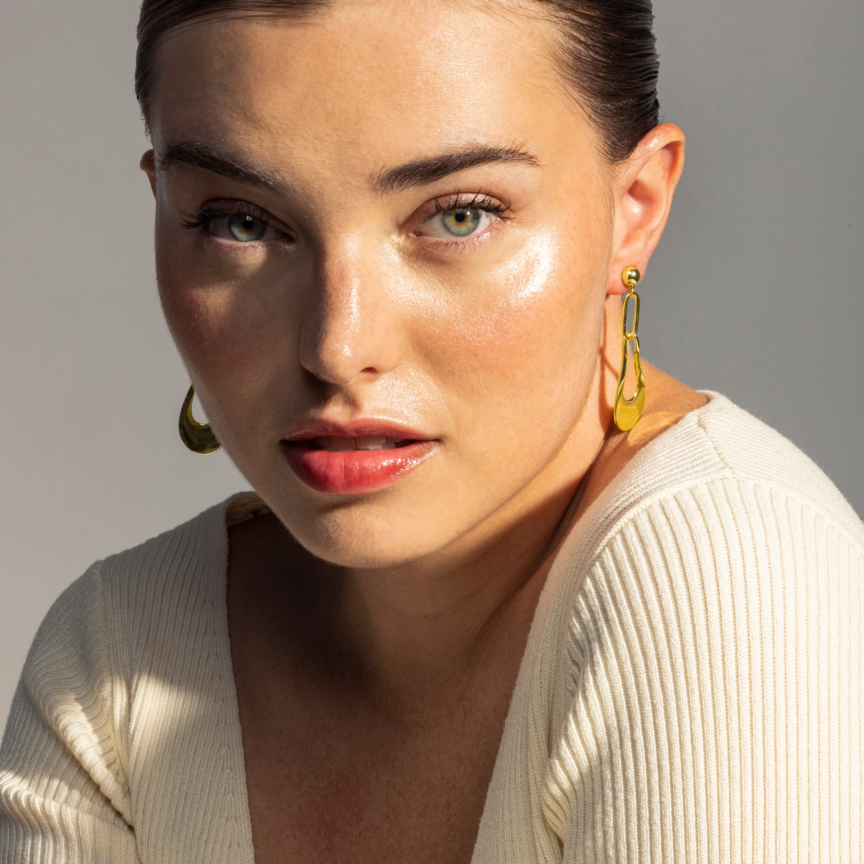Brincos acabados em ouro amarelo 18K - Nkara