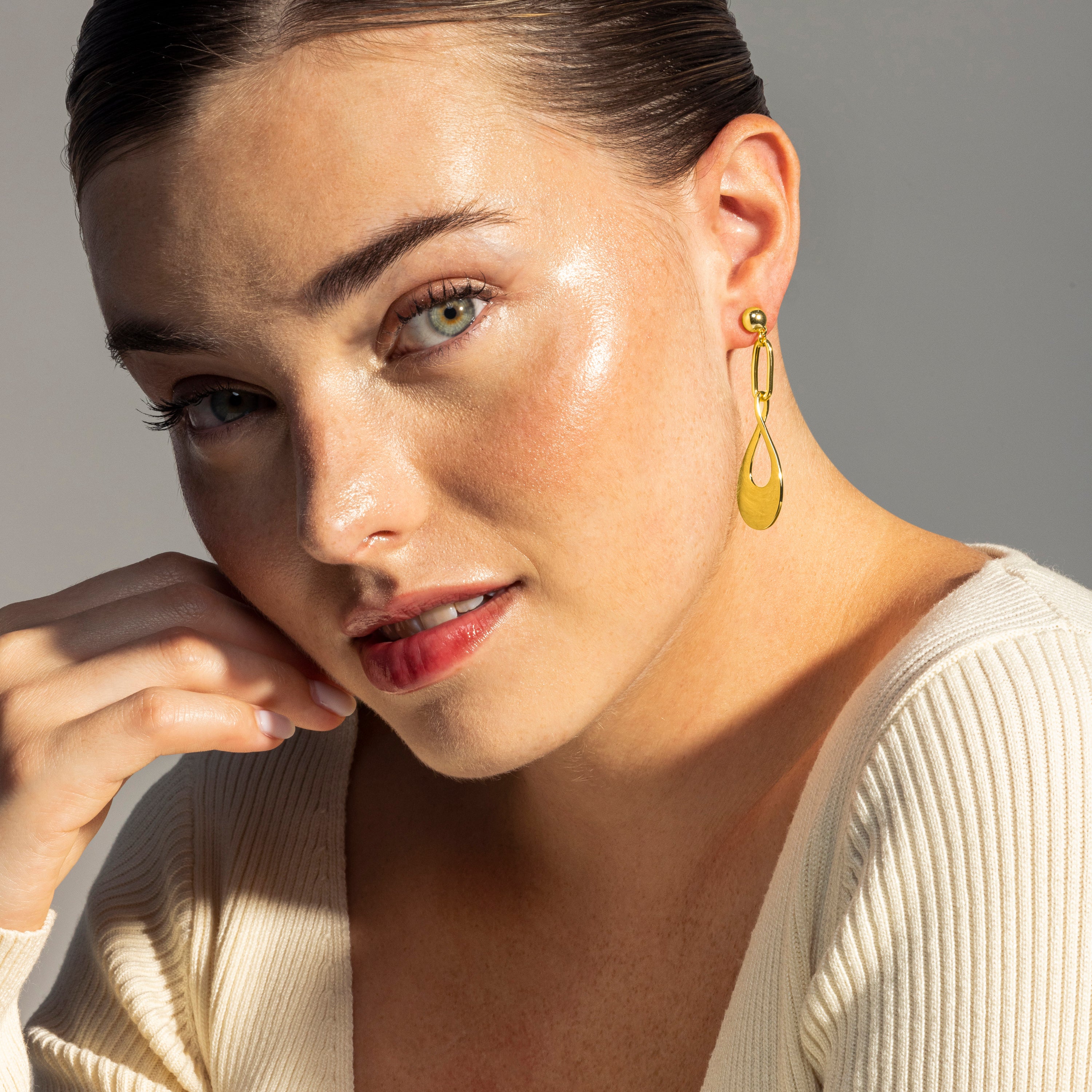 Brincos acabados em ouro amarelo 18K - Nkara