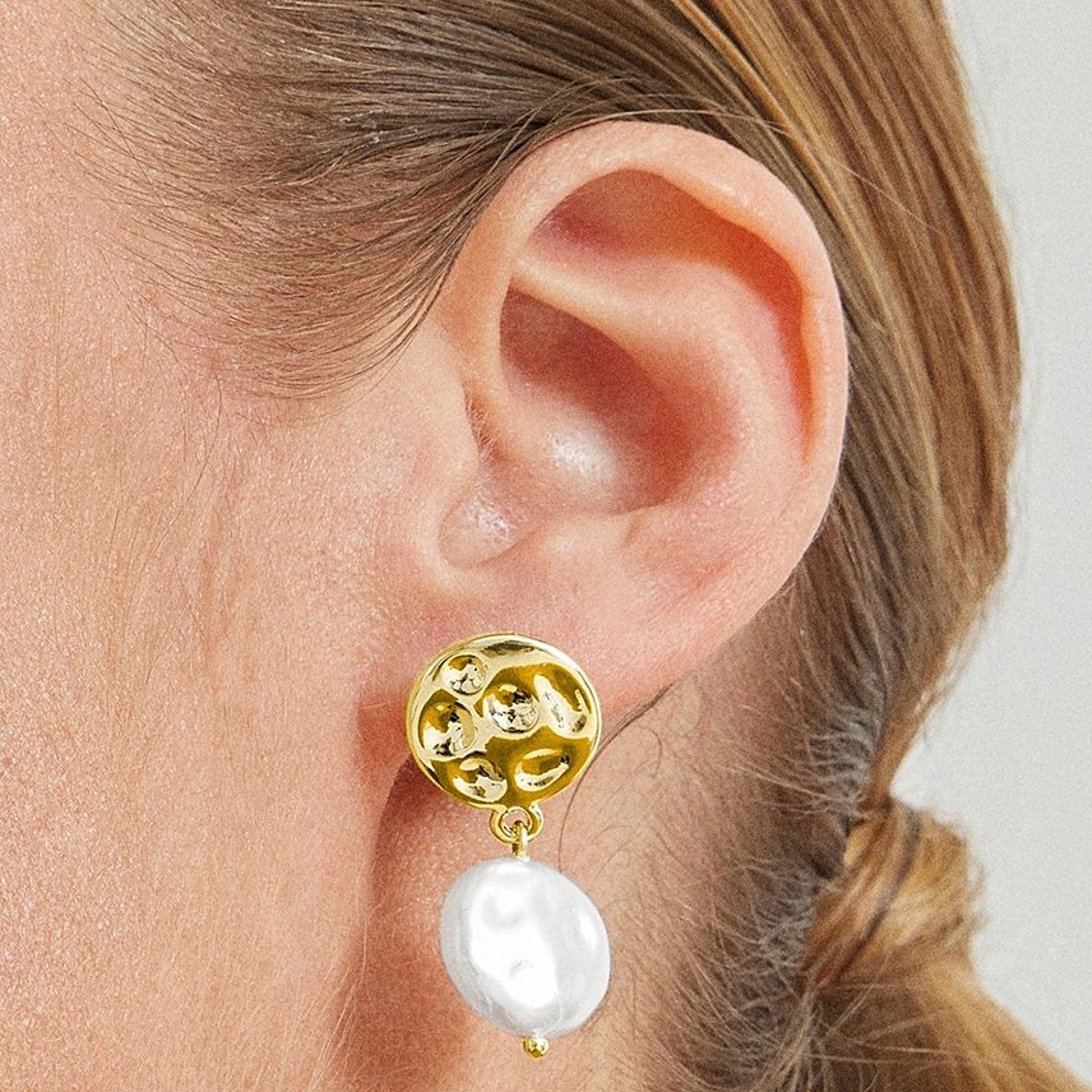 White Pearl Earrings finished in 18K yellow gold - Durdana