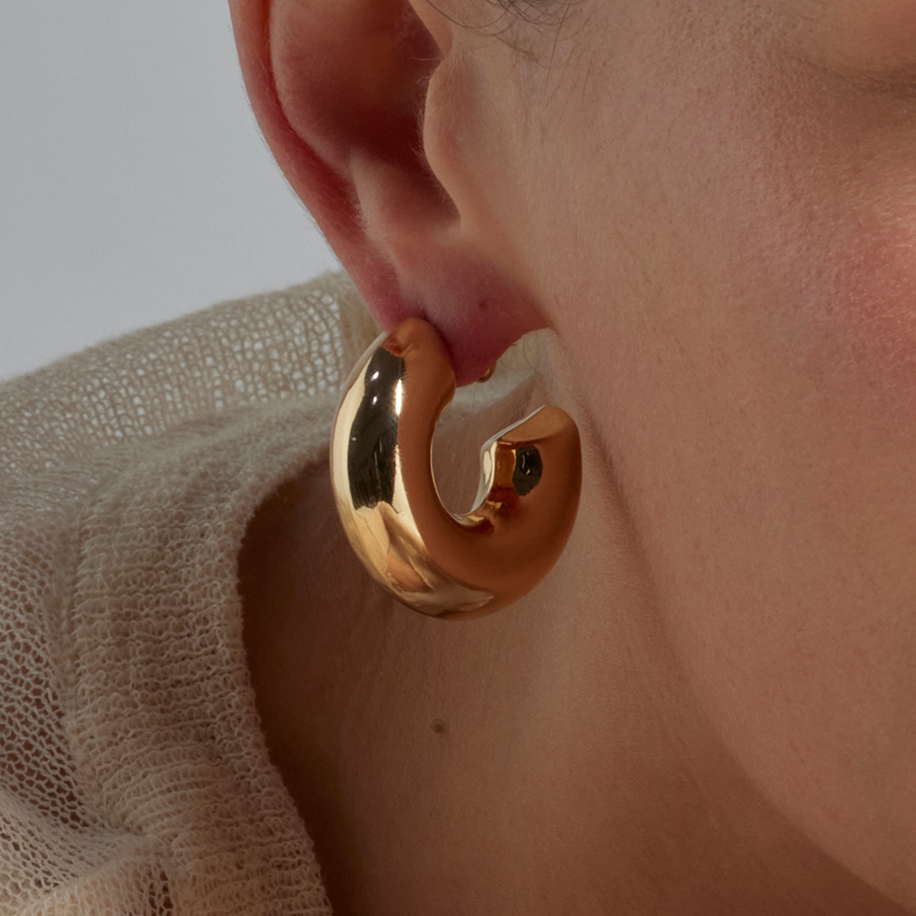 Brincos de 30mm de diâmetro acabamento Ouro Amarelo 18K - Meibe