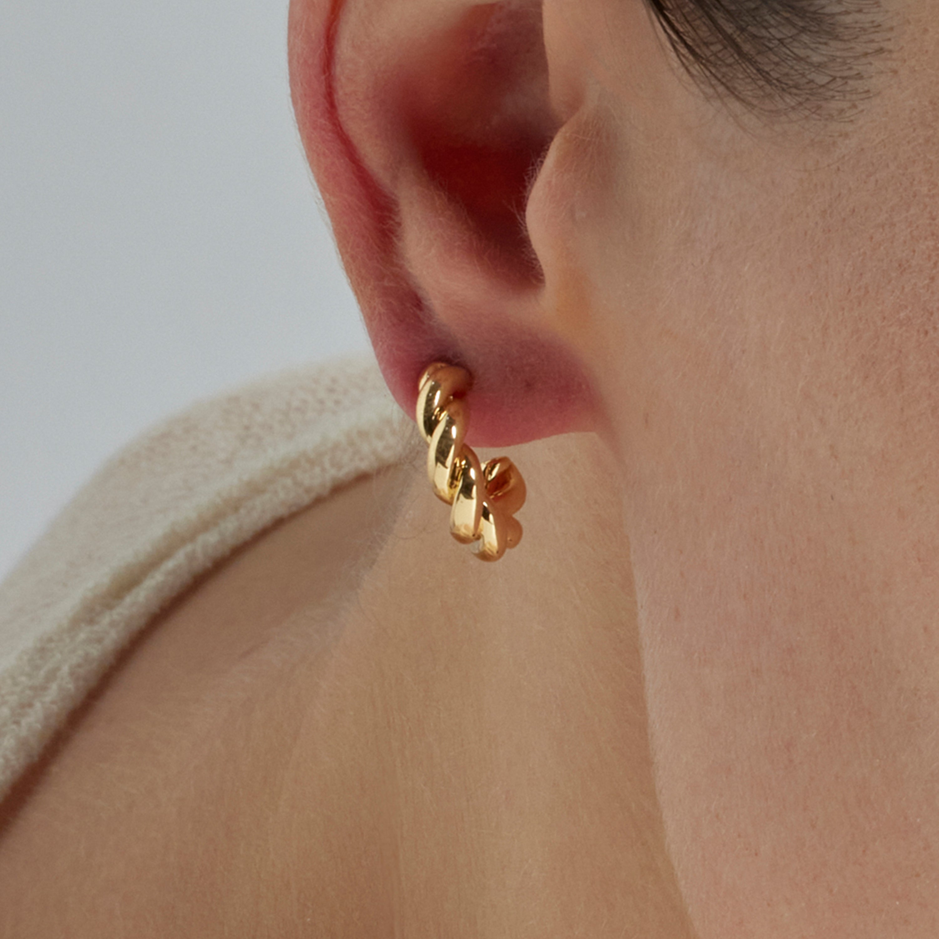 Brincos de 17mm de diâmetro acabamento Ouro Amarelo 18K - Izo