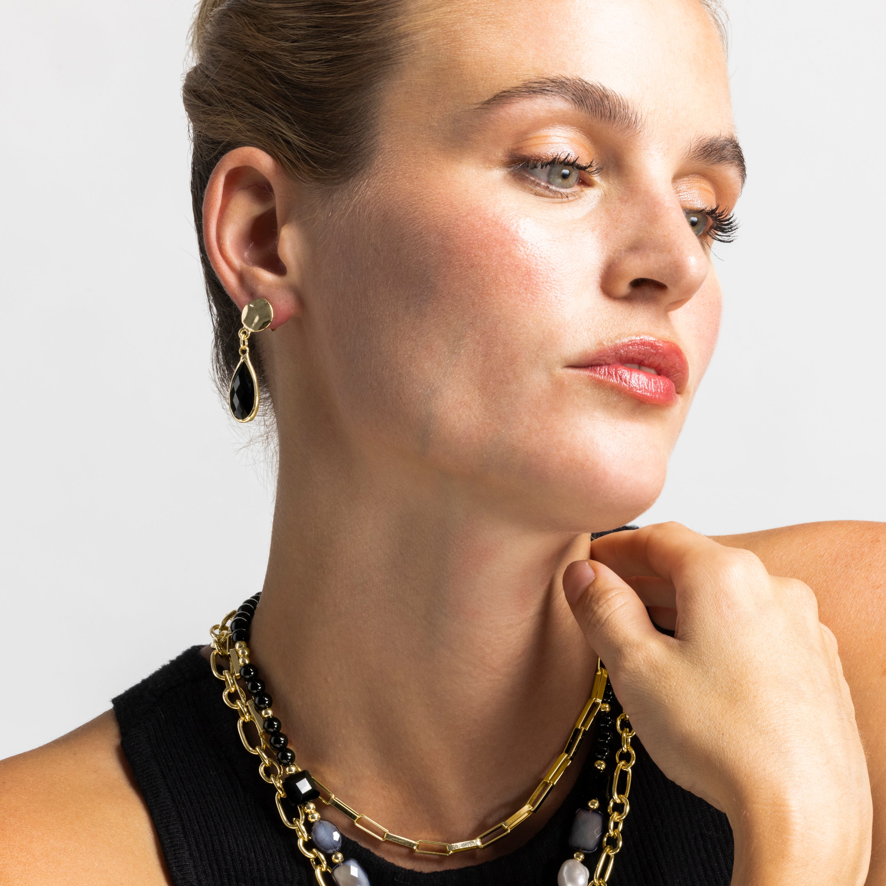 Ohrringe mit schwarzem Harz, 18k Gold-Finish - Nyste