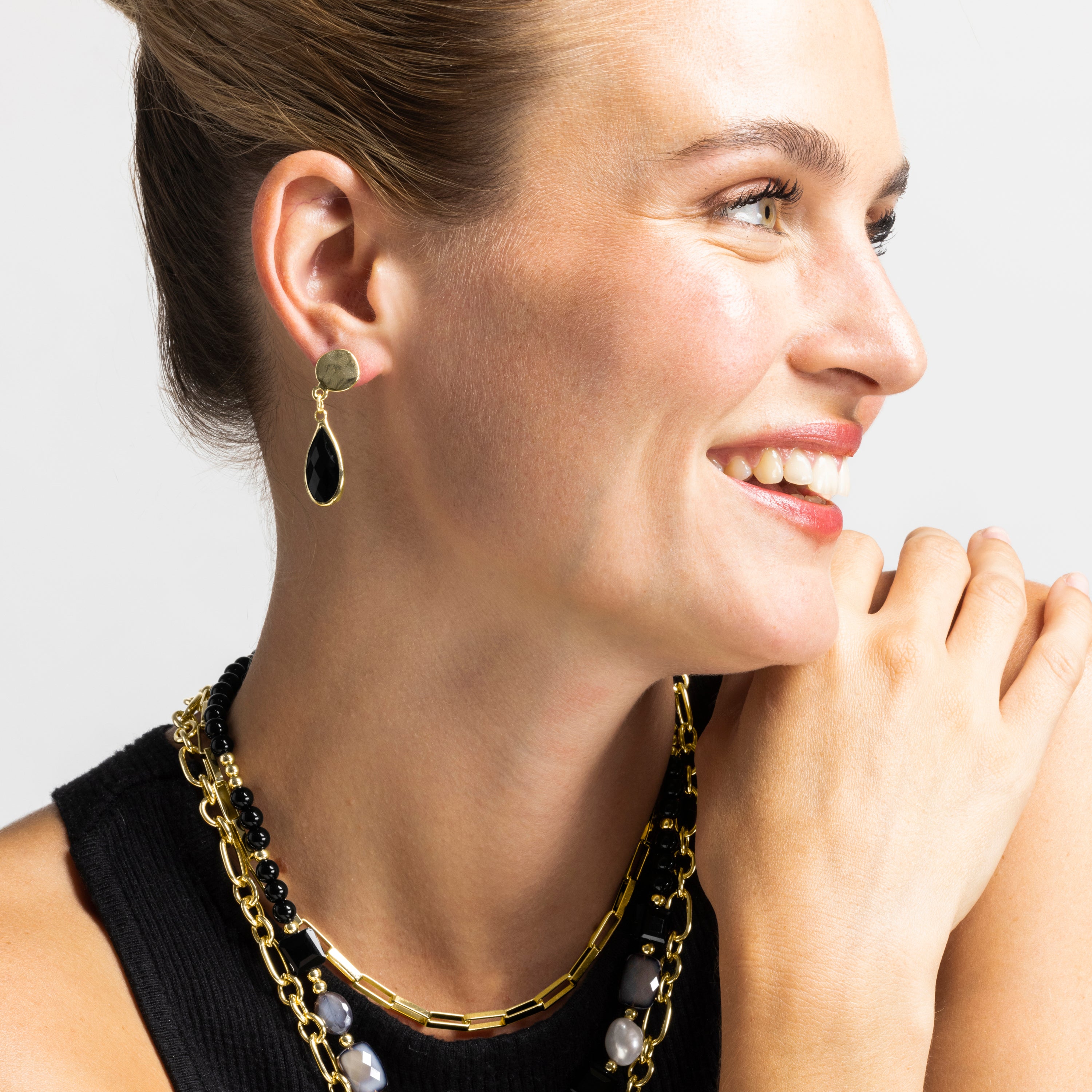 Ohrringe mit schwarzem Harz, 18k Gold-Finish - Nyste
