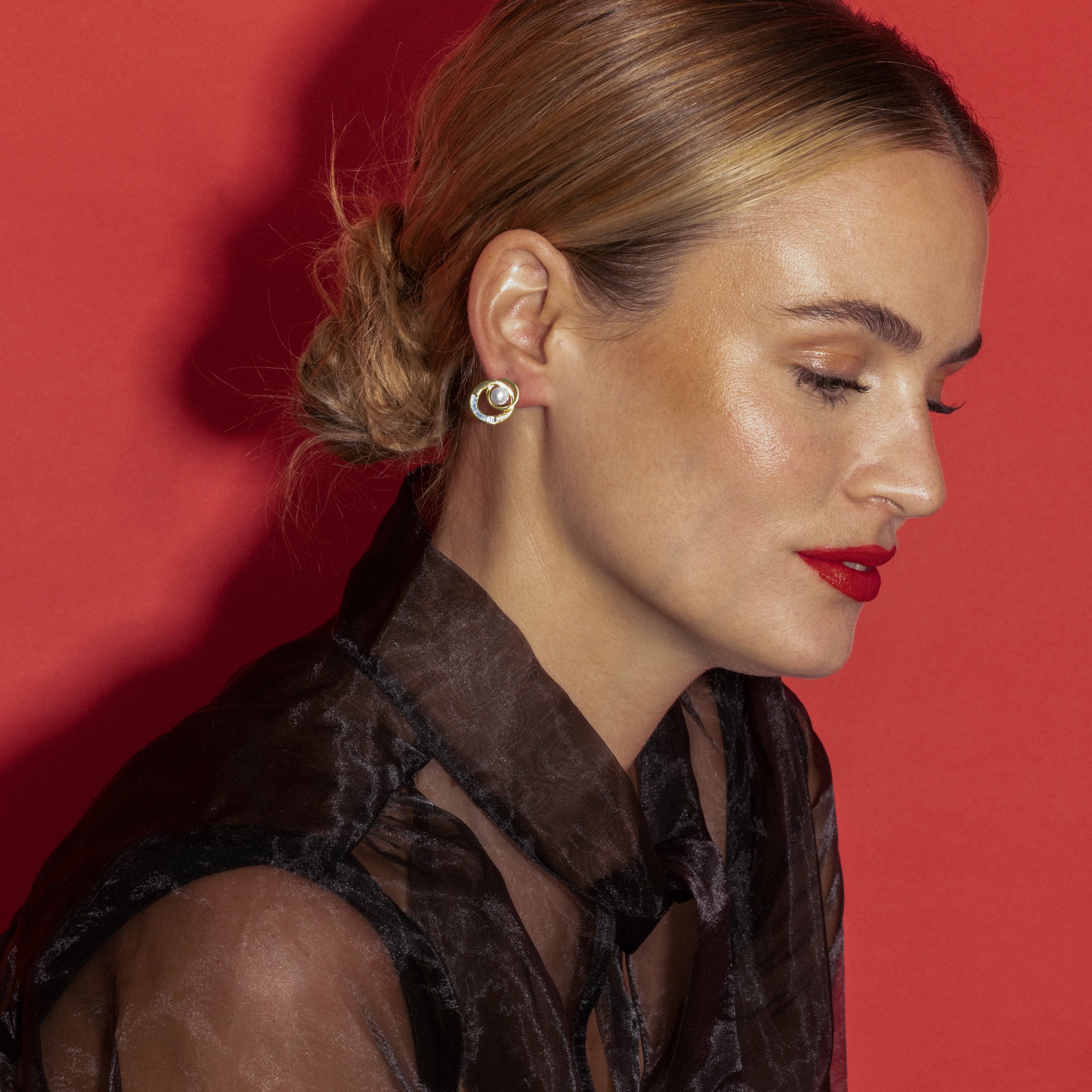 Boucles d'oreilles avec perle blanche finition or 18k - Lebya