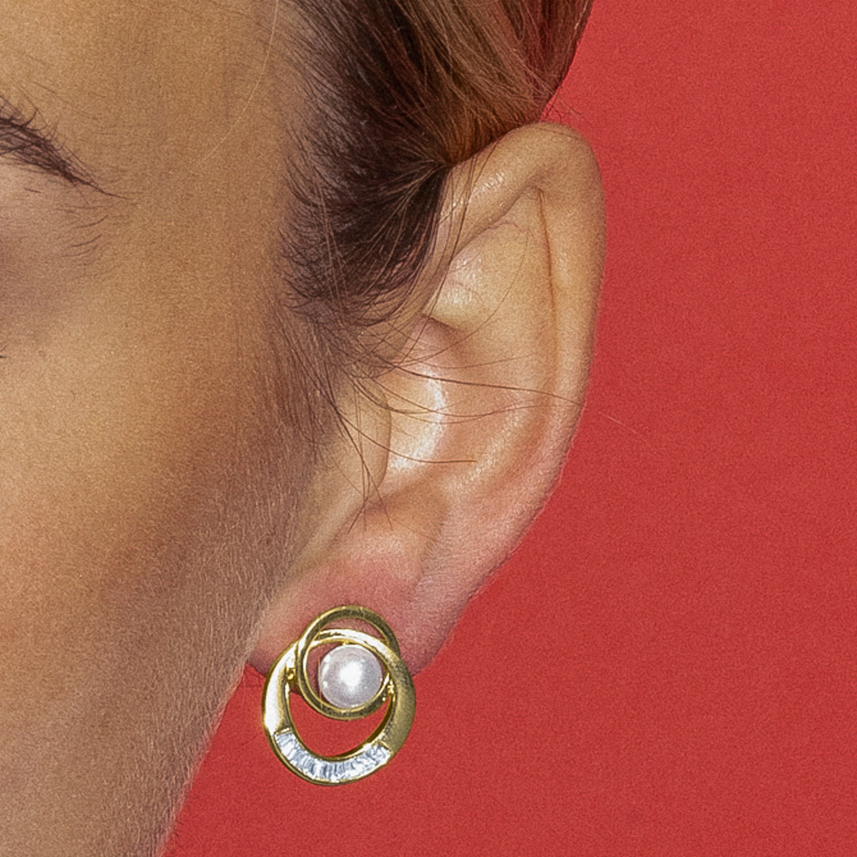 Boucles d'oreilles avec perle blanche finition or 18k - Lebya