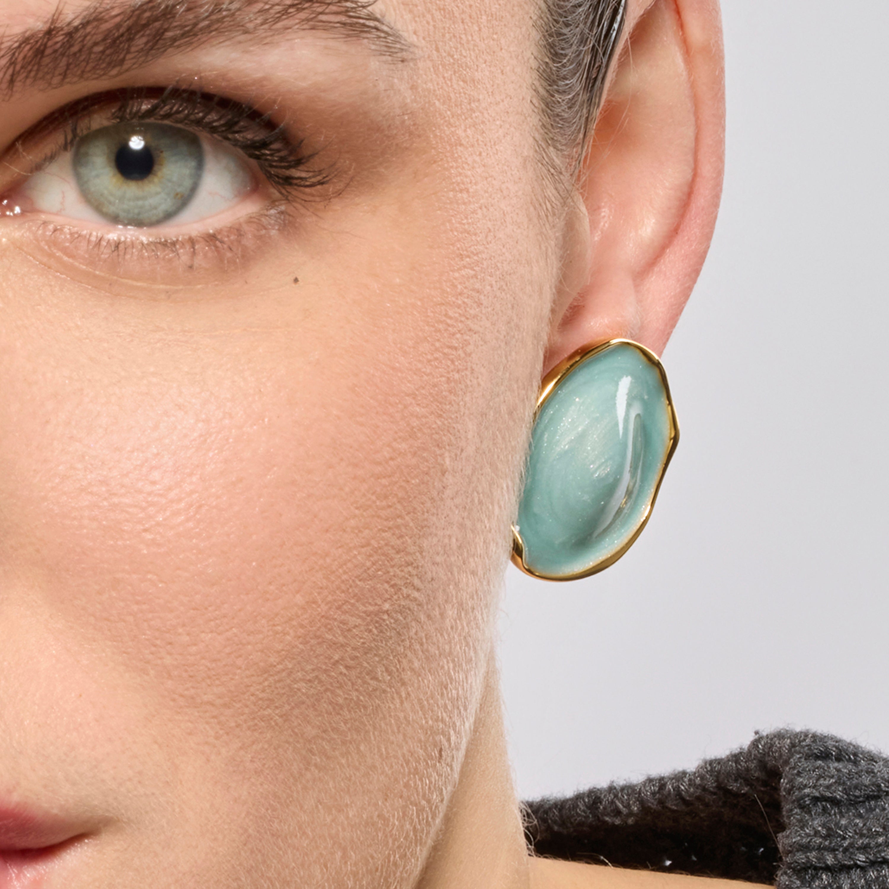 Huldio Earrings in Blue Lacquer with 18k Yellow Gold Finish