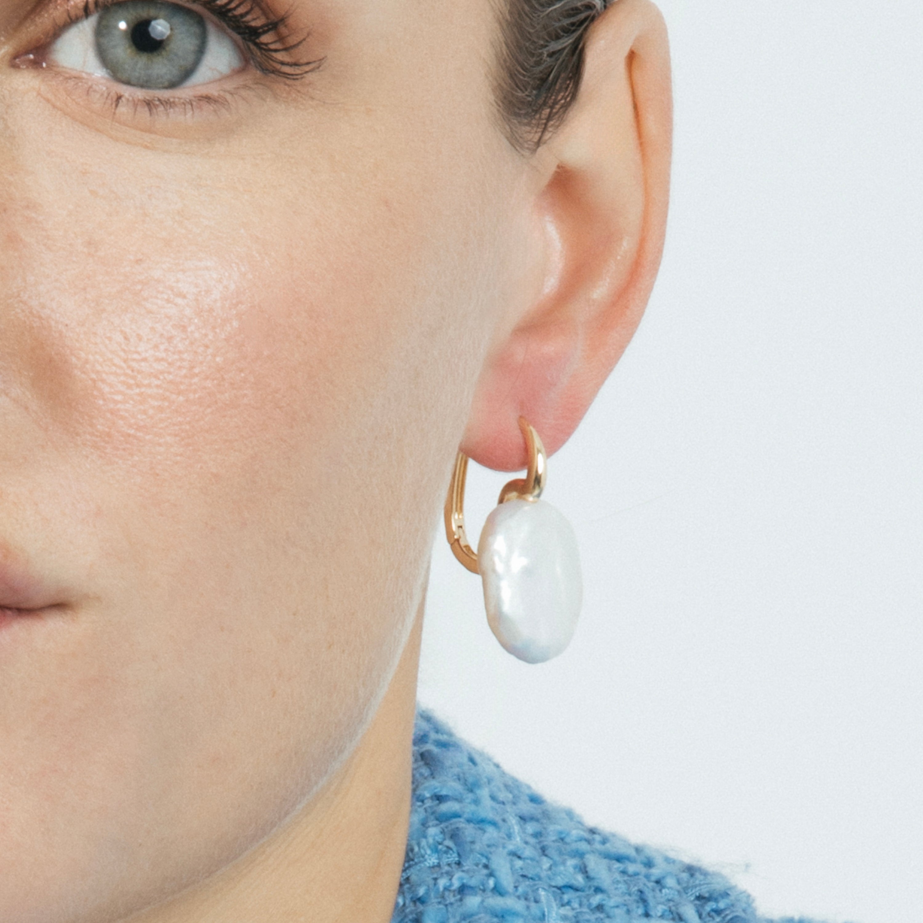Boucles d'oreilles en perle blanche finition or jaune 18k - Thessa