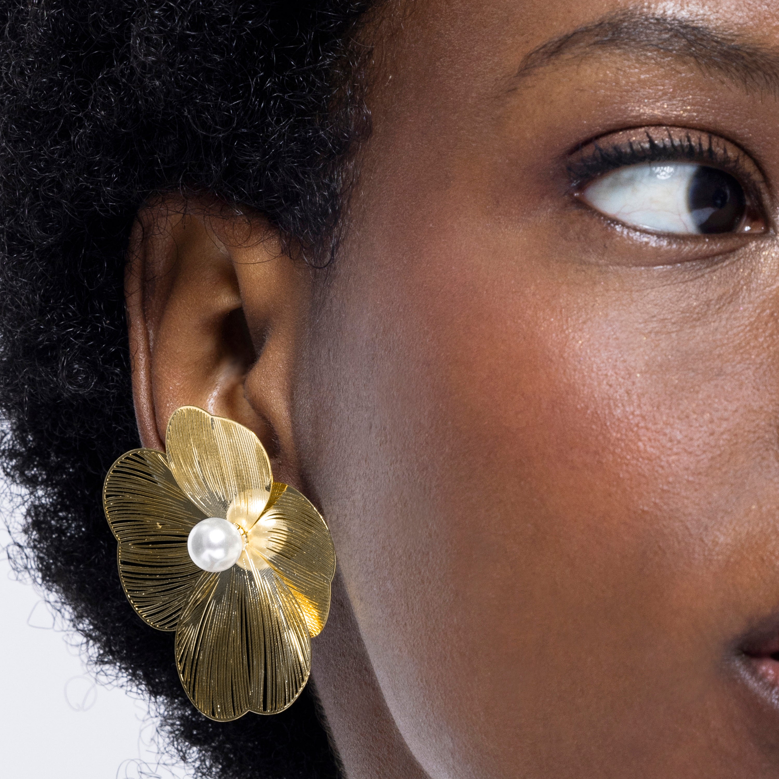 Boucles d'oreilles en perle blanche finies en or jaune 18K - Leina