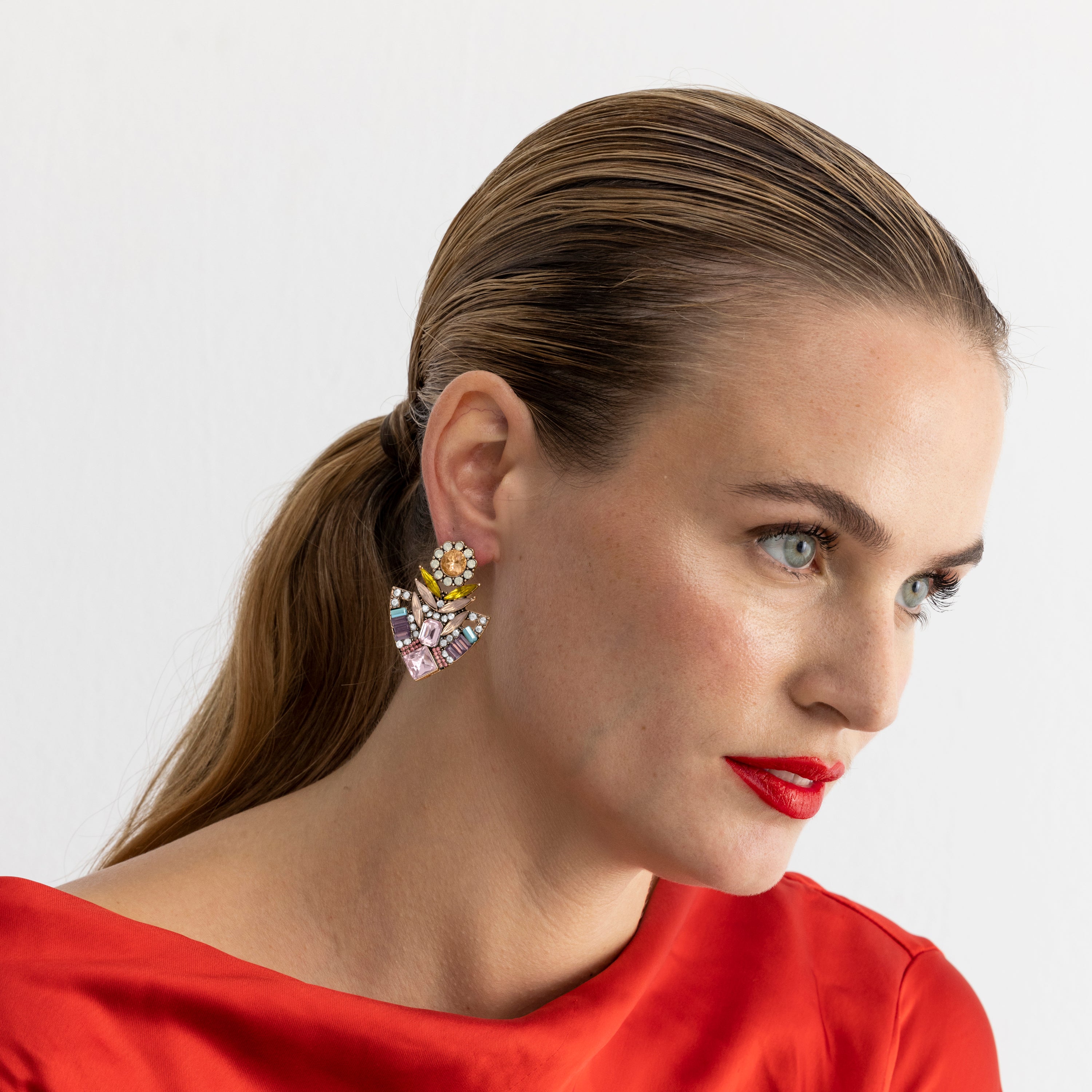 Brincos com Cristal Multicolor acabamento em ouro 18k - Aphuat