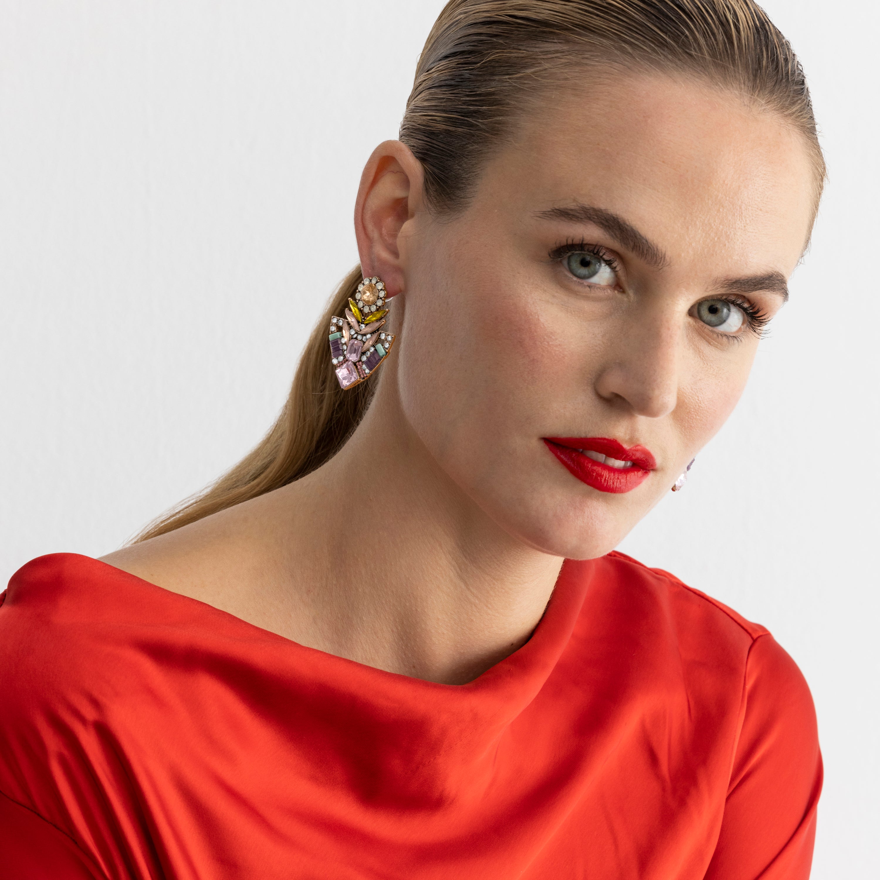 Brincos com Cristal Multicolor acabamento em ouro 18k - Aphuat