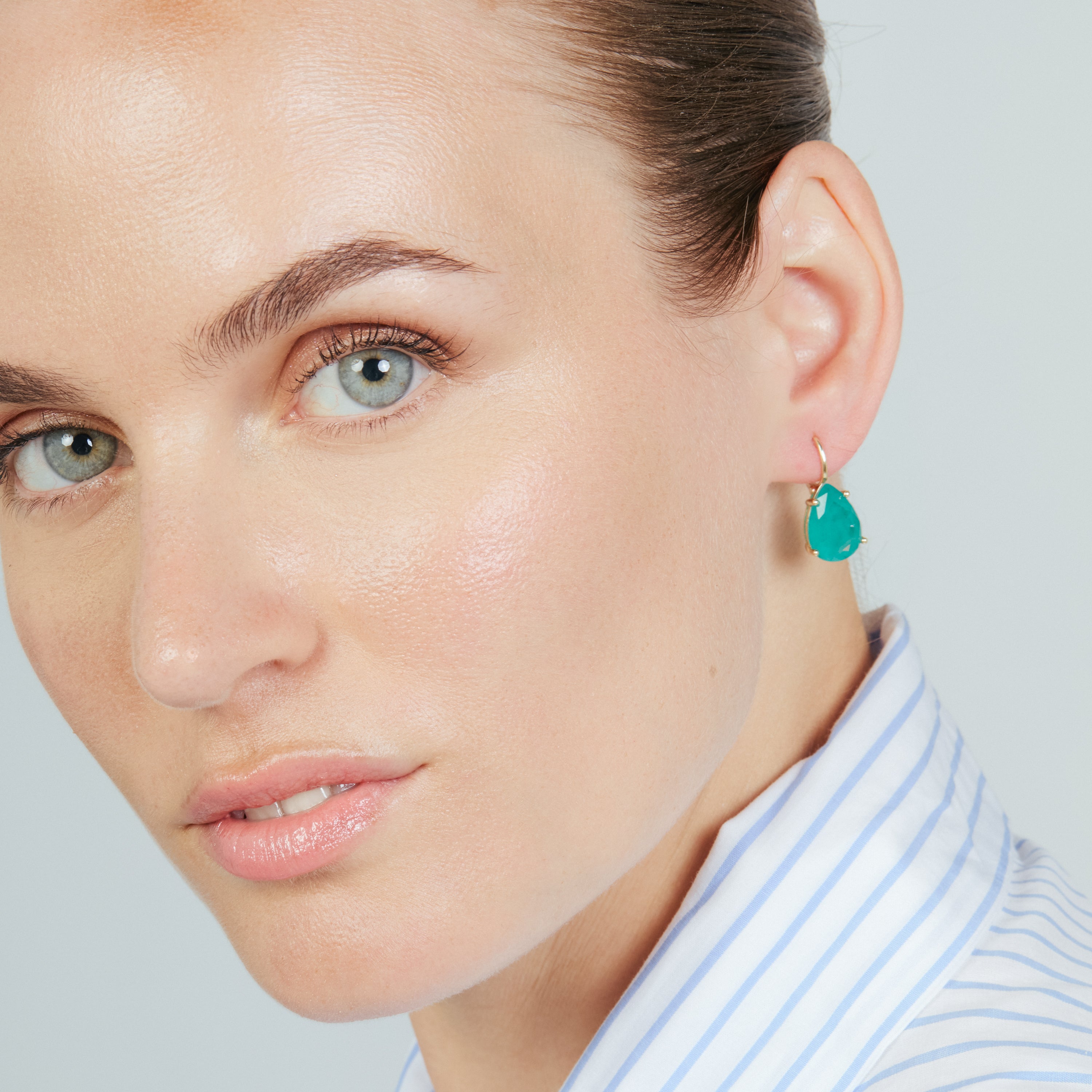 Pendientes de Cuarzo Hidrotermal Verde Paraiba acabado en oro amarillo de 18k - Chirat