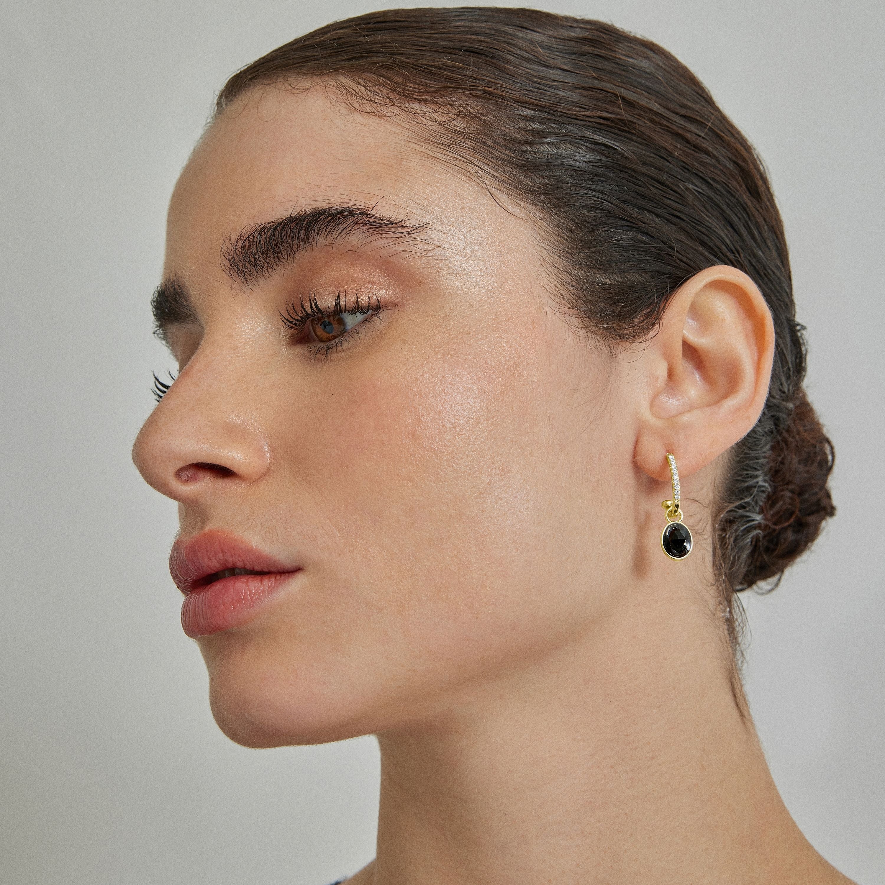 Ohrringe aus schwarzem Kristall mit 18K Gelbgold-Finish - Nyahau