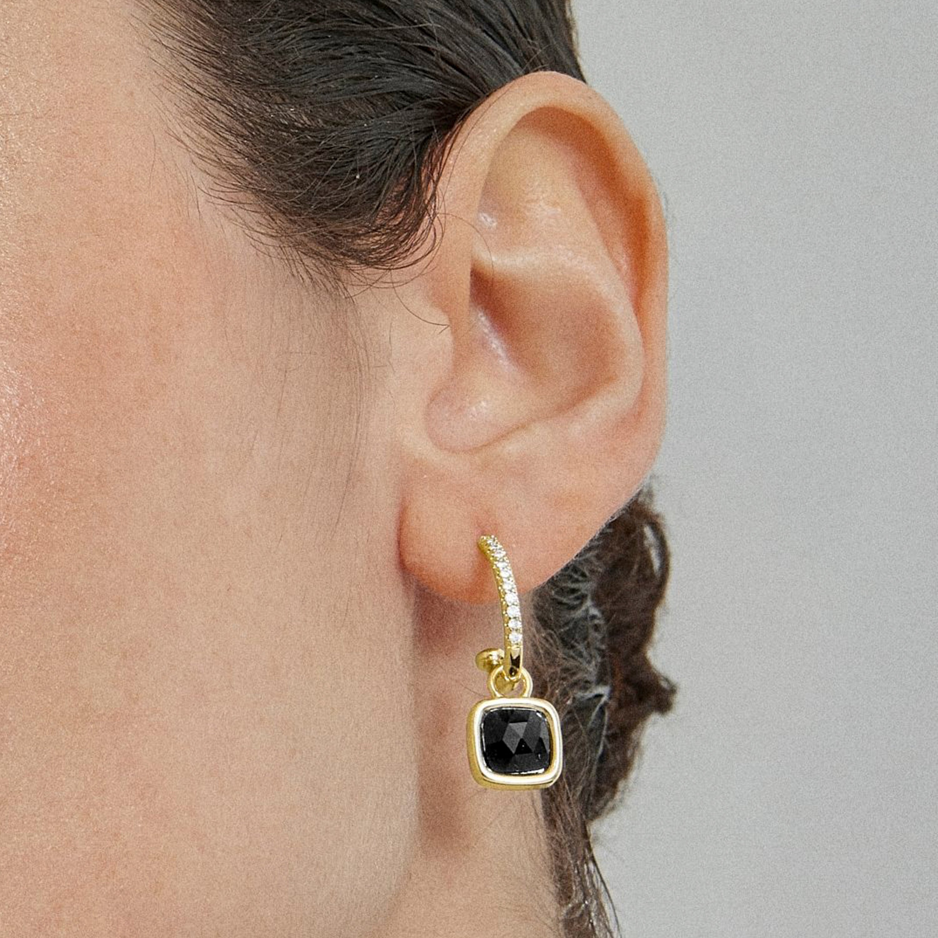 Boucles d'oreilles en cristal bleu foncé finition or jaune 18K - Darmix