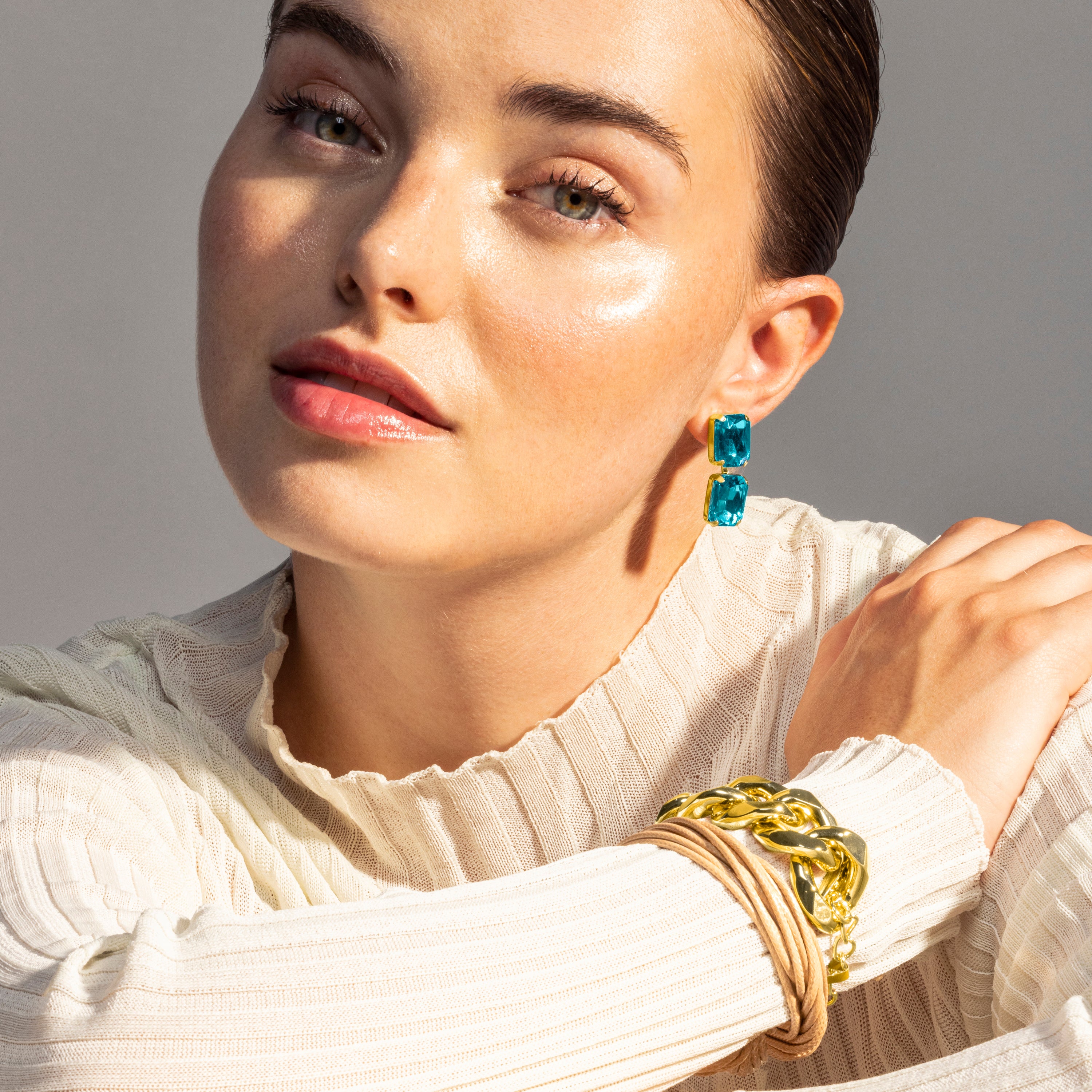 Ohrringe aus blauem Kristall mit 18K Gelbgold-Finish - Ankek