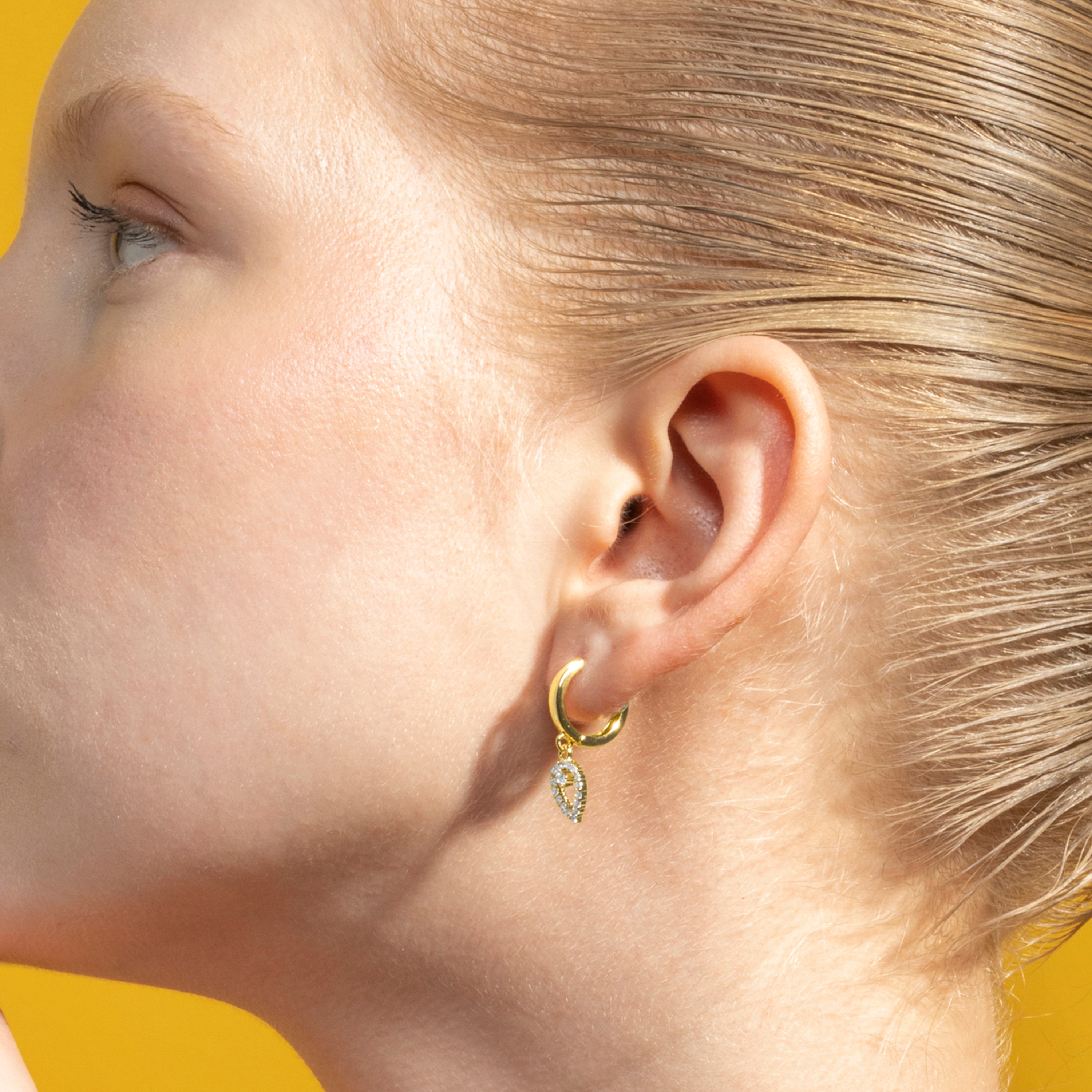 Brincos de Zircónia Brilhante acabados em ouro amarelo 18K - Sarath