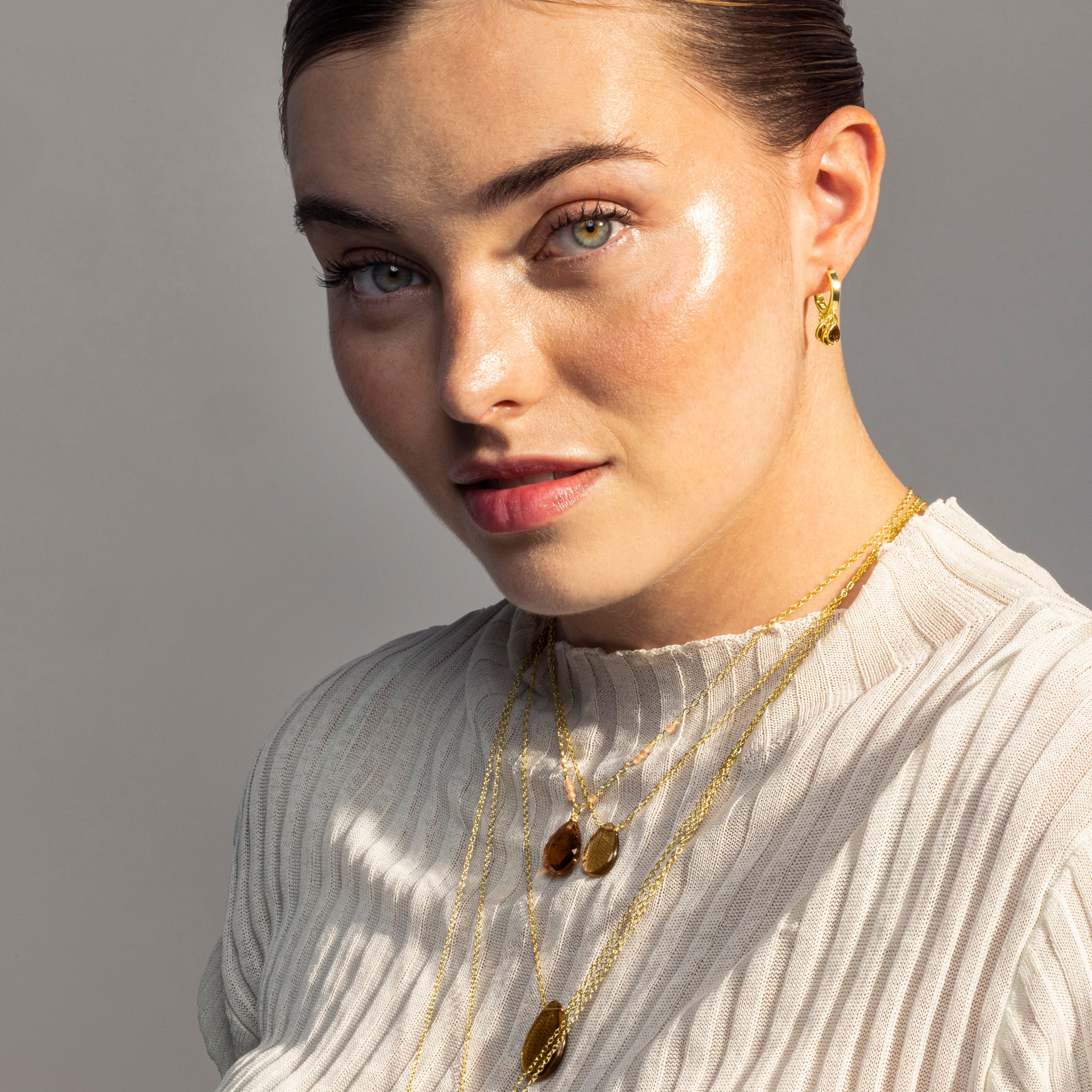 Brincos de Zircónia Esmeralda com acabamento em ouro amarelo 18K - Atzul