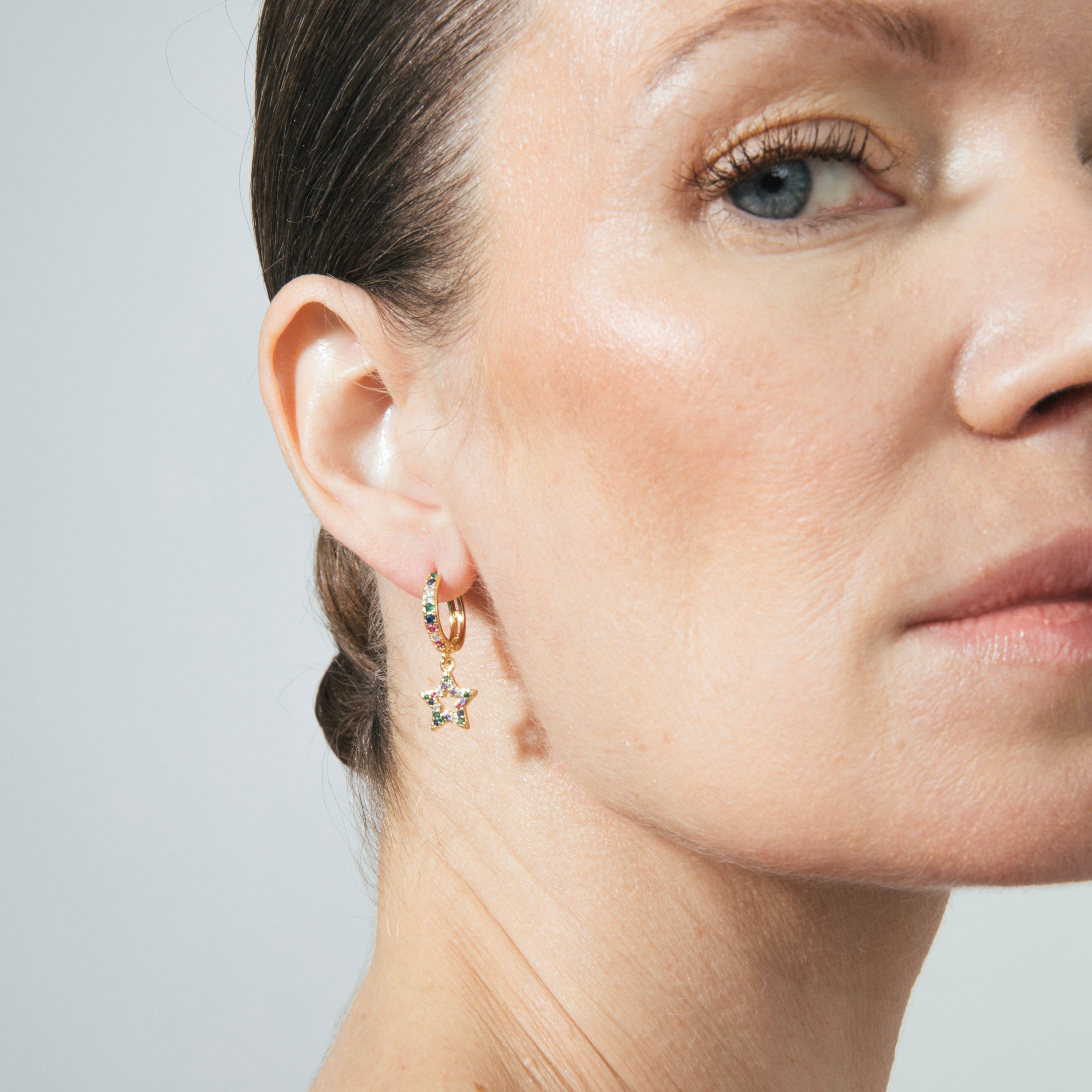 Brincos com zircónia multicolor acabamento em ouro 18k - Fardie