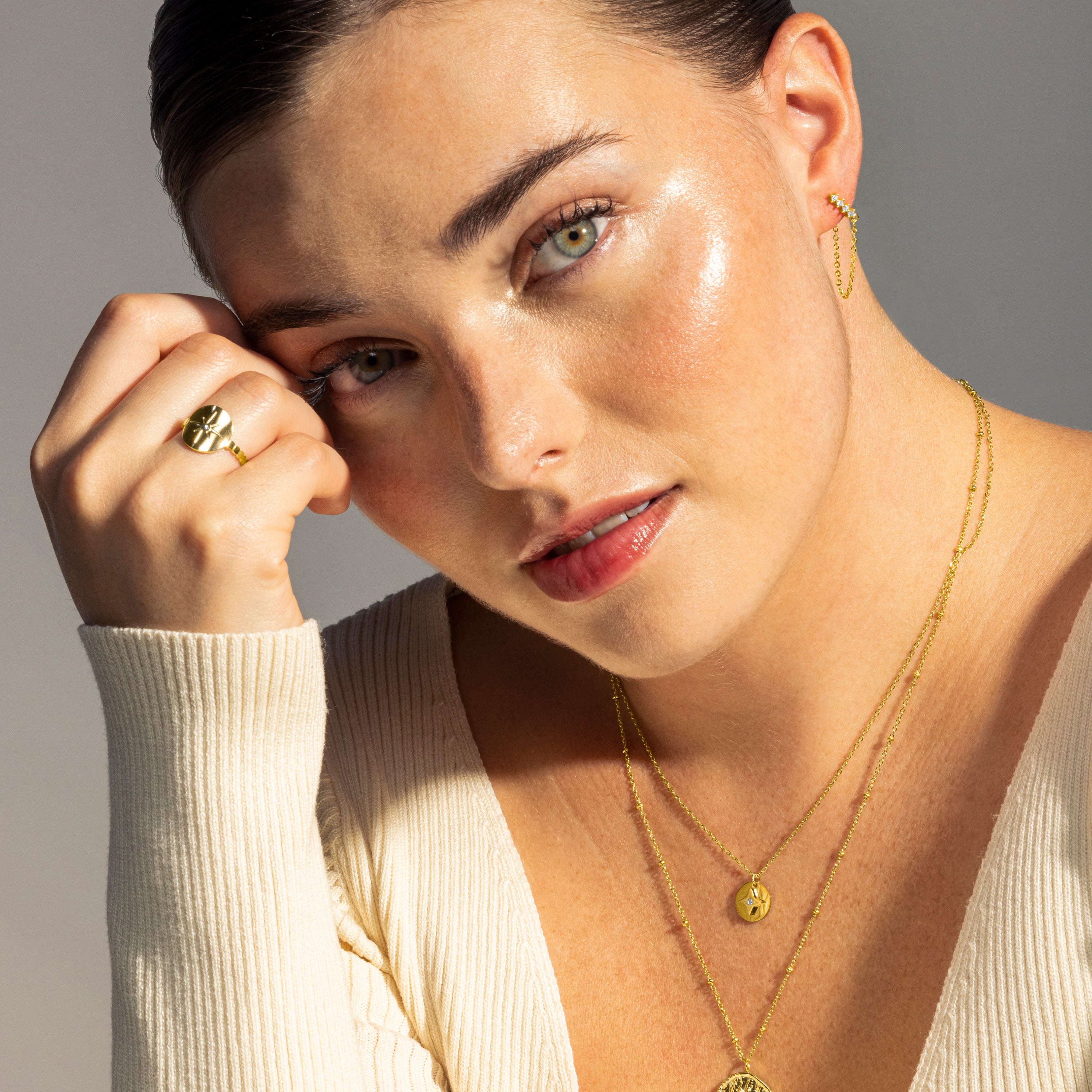 Brincos acabados em ouro amarelo 18K - Unasa