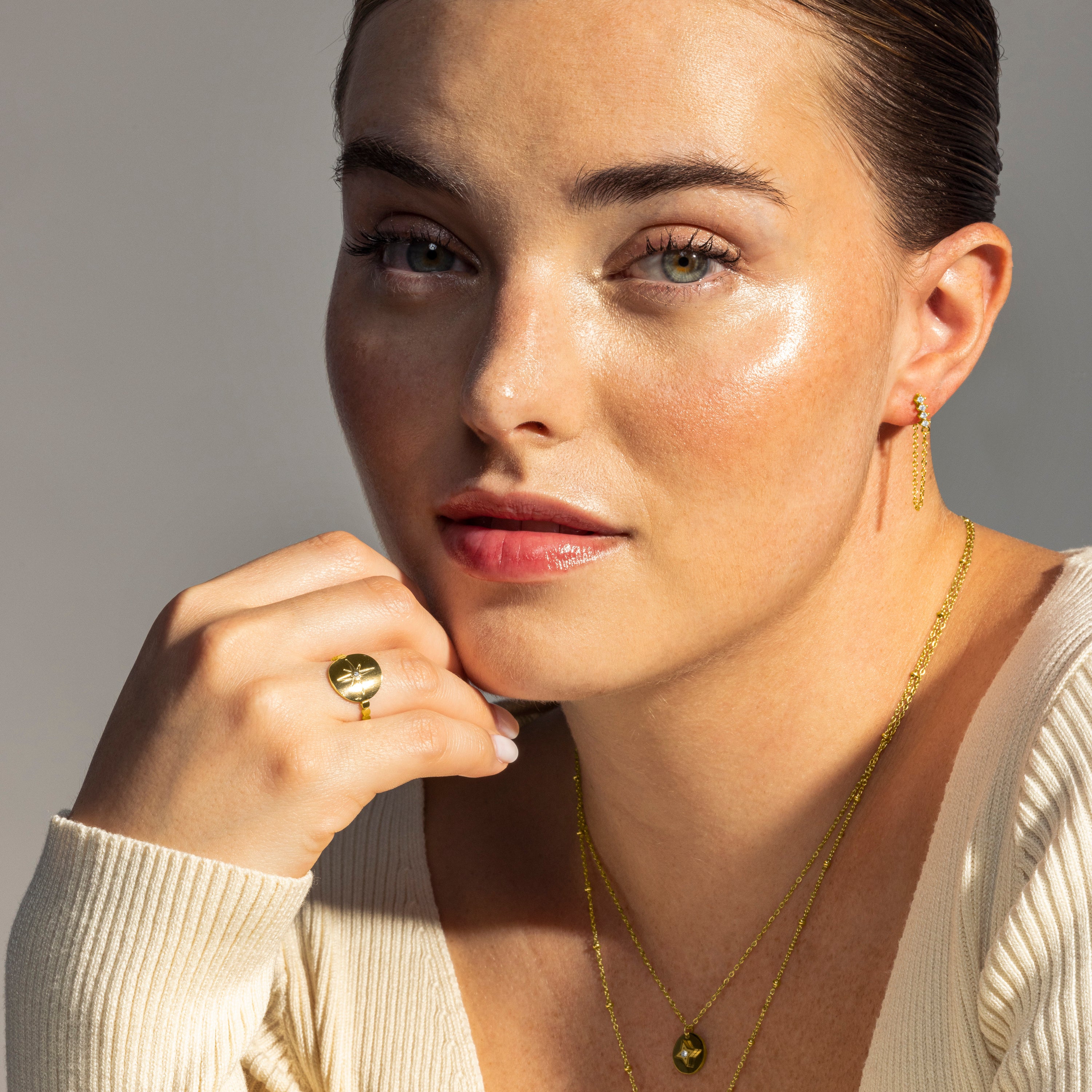 Brincos acabados em ouro amarelo 18K - Unasa