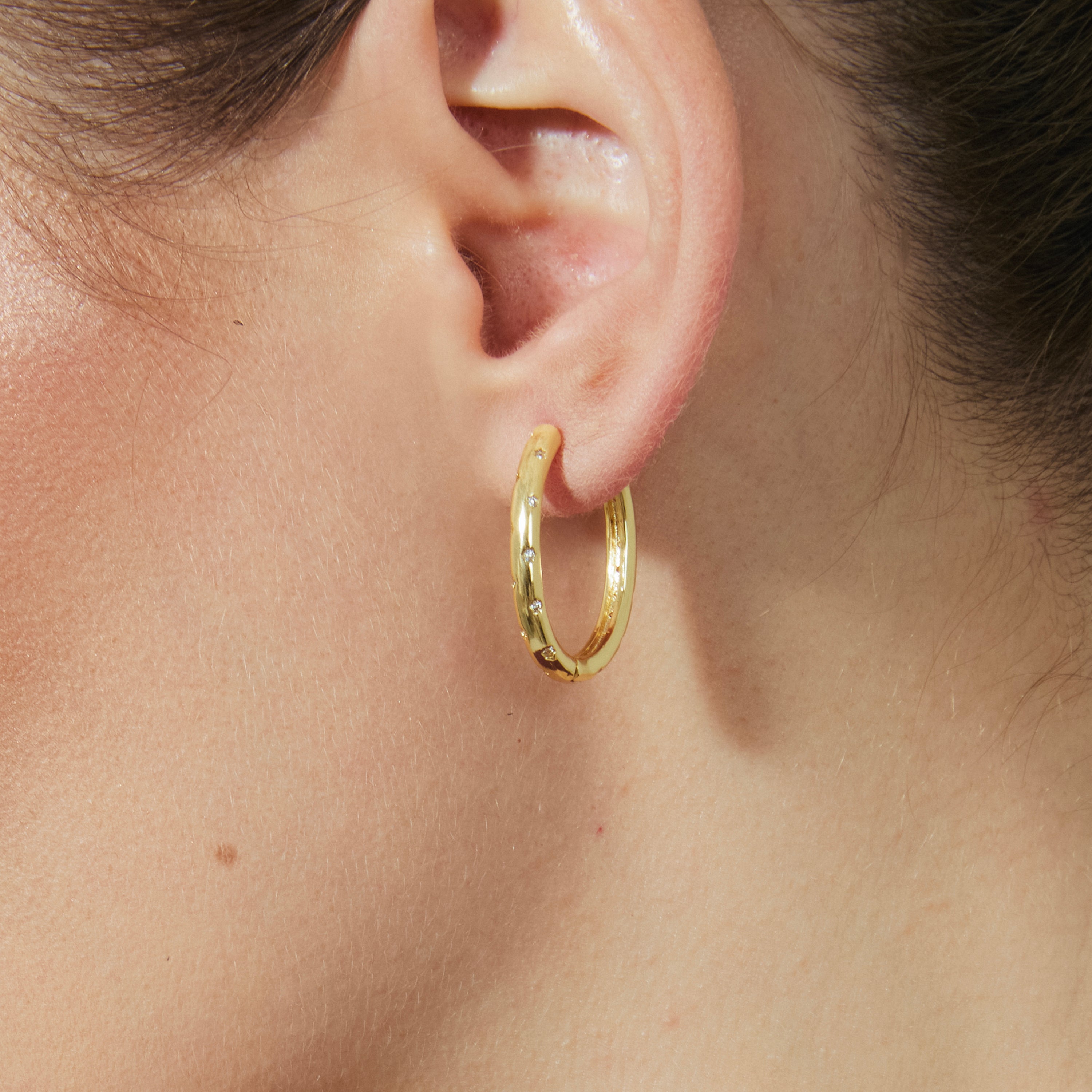 Ohrringe mit 18 mm Durchmesser mit funkelndem Zirkonia, 18k Gold-Finish - Dinlah