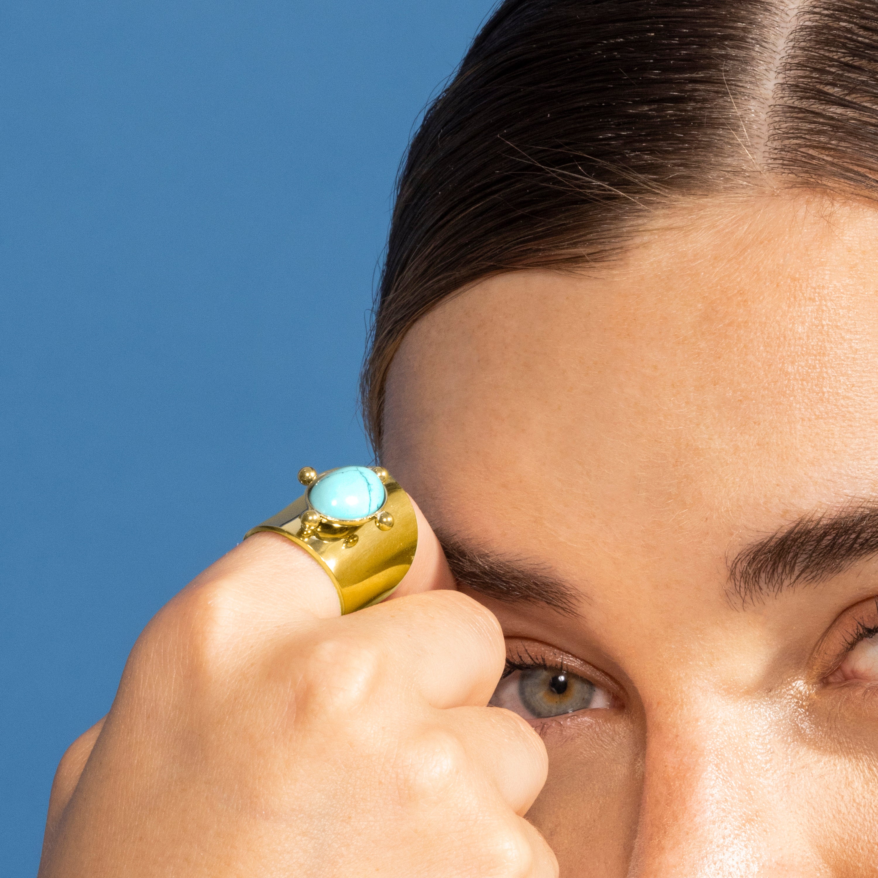 Anillo de Turquesa acabado en oro amarillo 18K- Kumora
