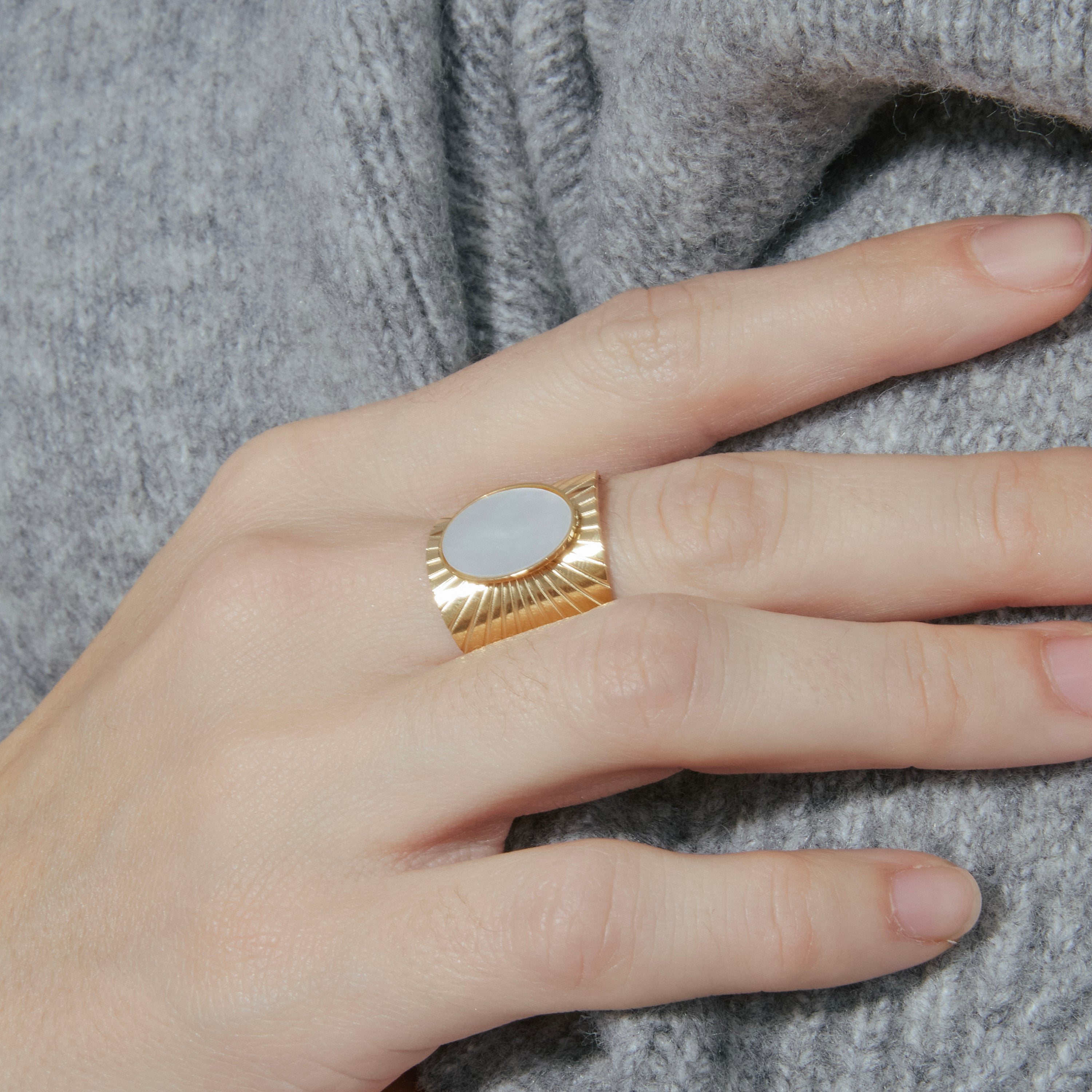 Anello in Madreperla Bianca finito in oro giallo 18K - Anleh